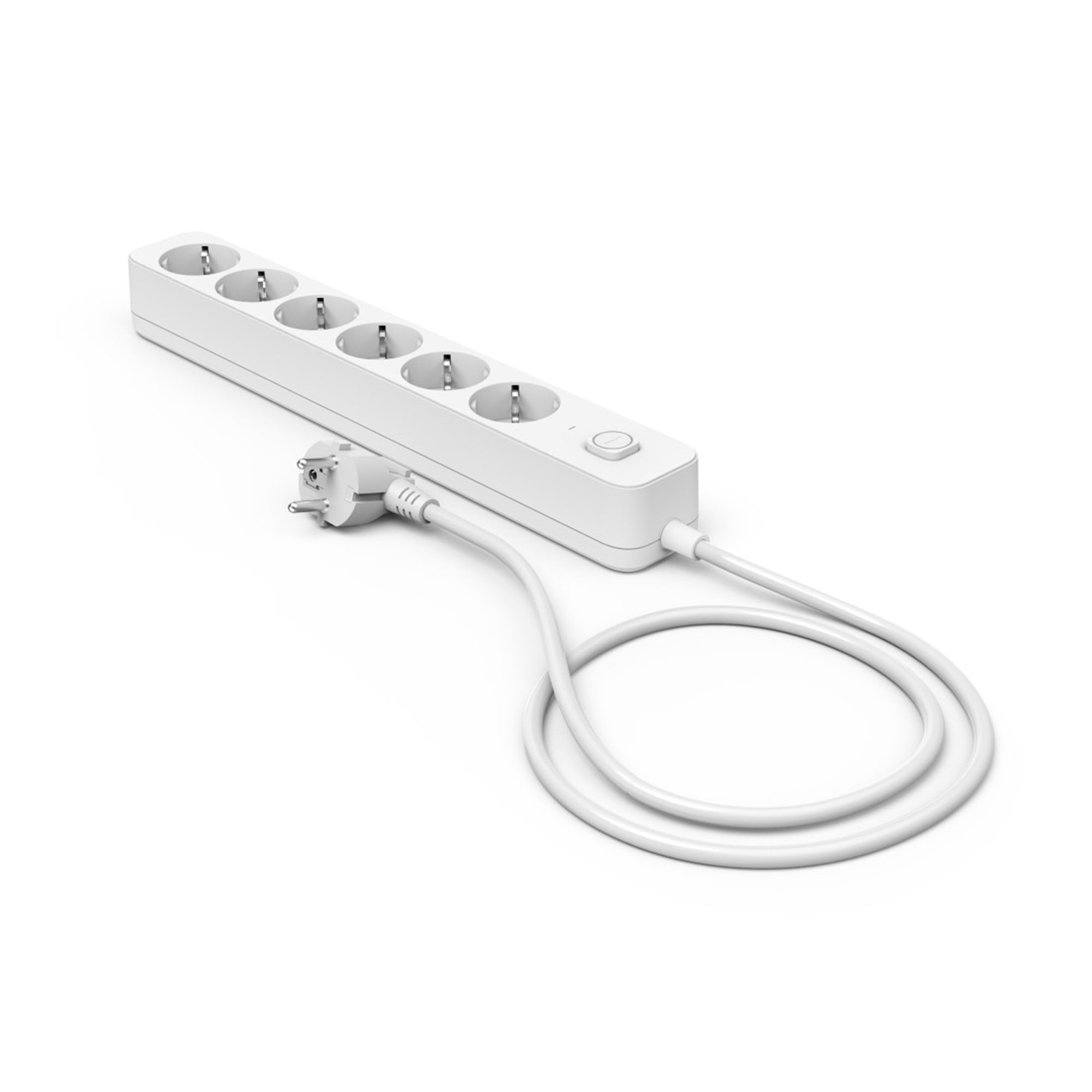 Ein weißes Mehrfachsteckdose mit sechs Steckdosen, einem Einschaltknopf und einem Stecker mit weißem Kabel, isoliert.