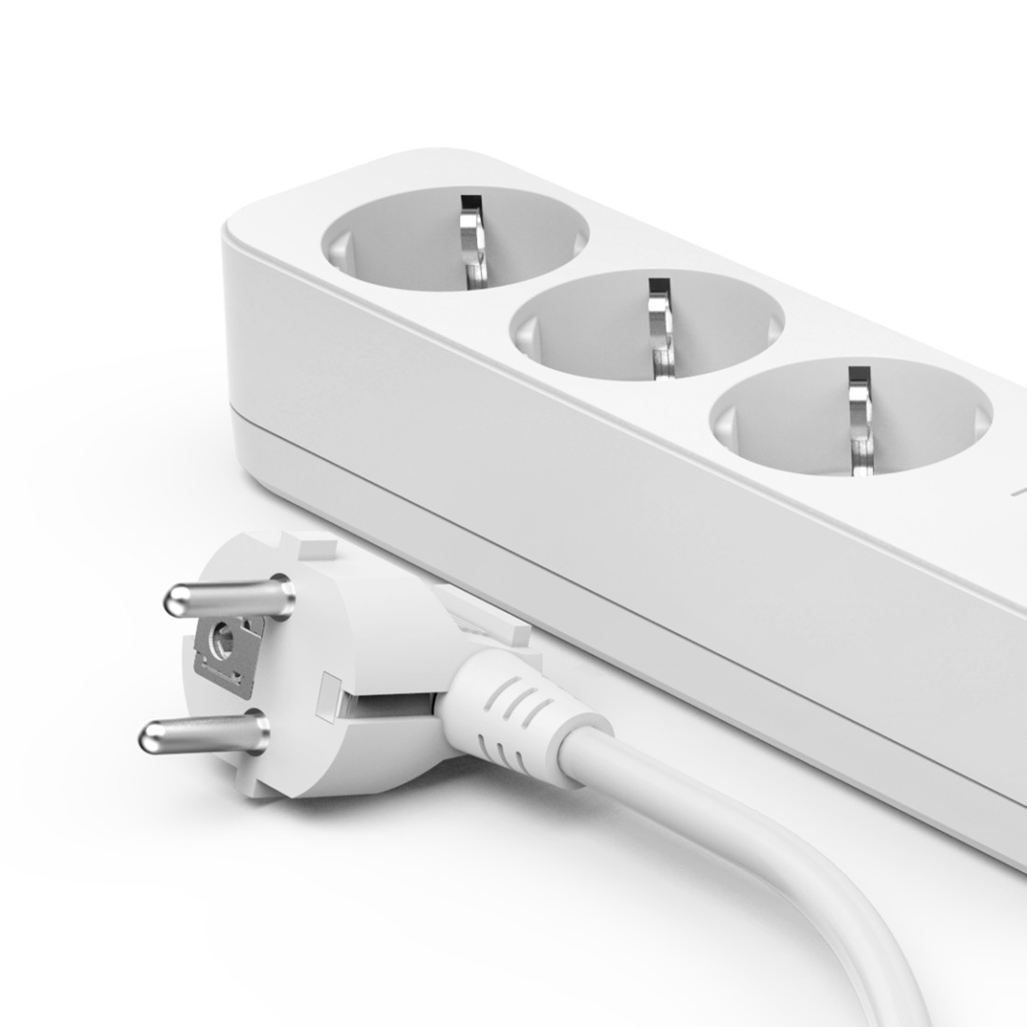 Weiße Steckdosenleiste mit drei Steckdosen und passendem Stecker, verbunden durch ein weißes Kabel, alles auf weißem Grund.