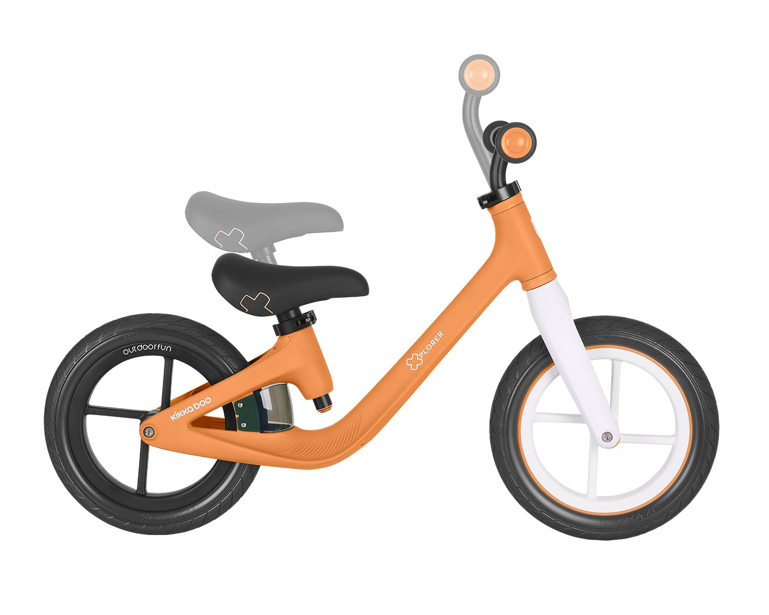 Ein orange-weißes Laufrad mit schwarzen Rädern und einem schwarzen Sitz. Der Hintergrund ist weiß.