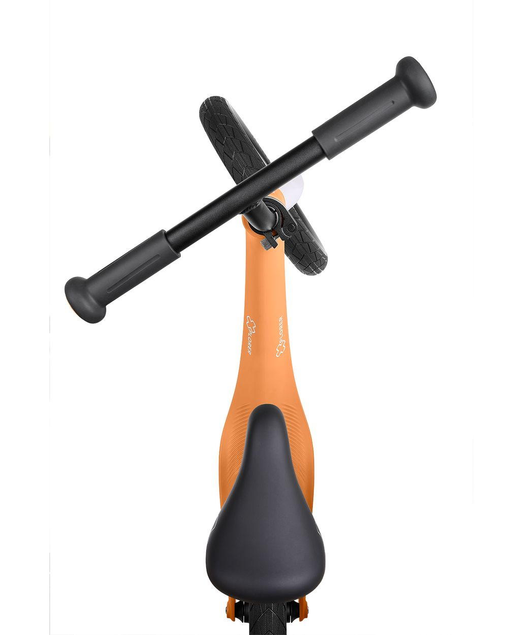 Ein orangefarbenes Laufrad wird von oben betrachtet. Es hat schwarze Lenker und einen schwarzen Sitz. Die Räder sind schwarz und der Hintergrund ist weiß.