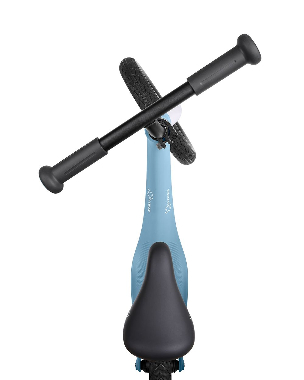 Draufsicht auf ein blaues Laufrad für Kinder. Schwarze Lenker, Sitz und Reifen sind sichtbar. Das Fahrrad steht vor weißem Hintergrund.