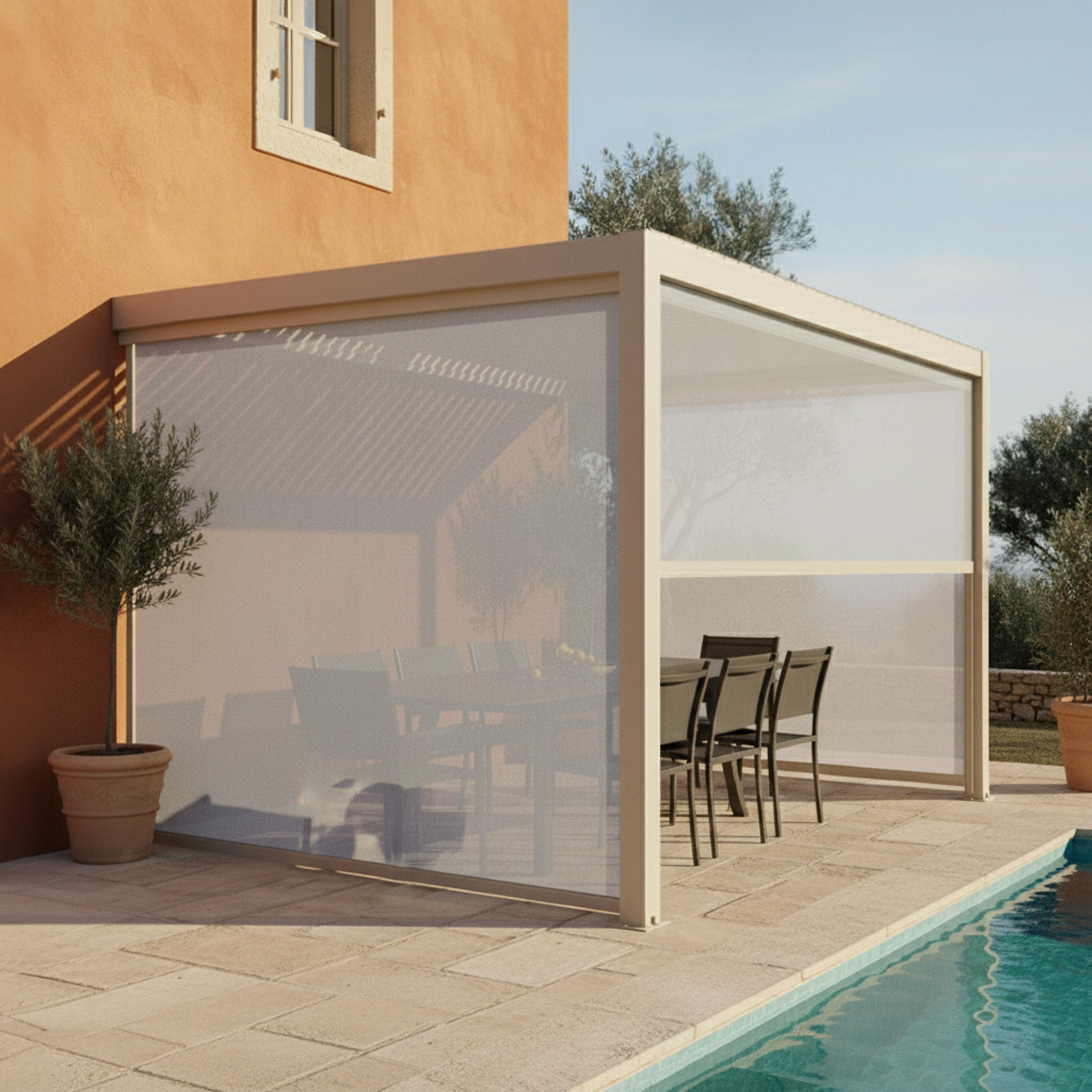 Terrasse im Freien mit Tisch und Stühlen, einem Pool und einem Gebäude mit orangefarbener Wand und Fenster.