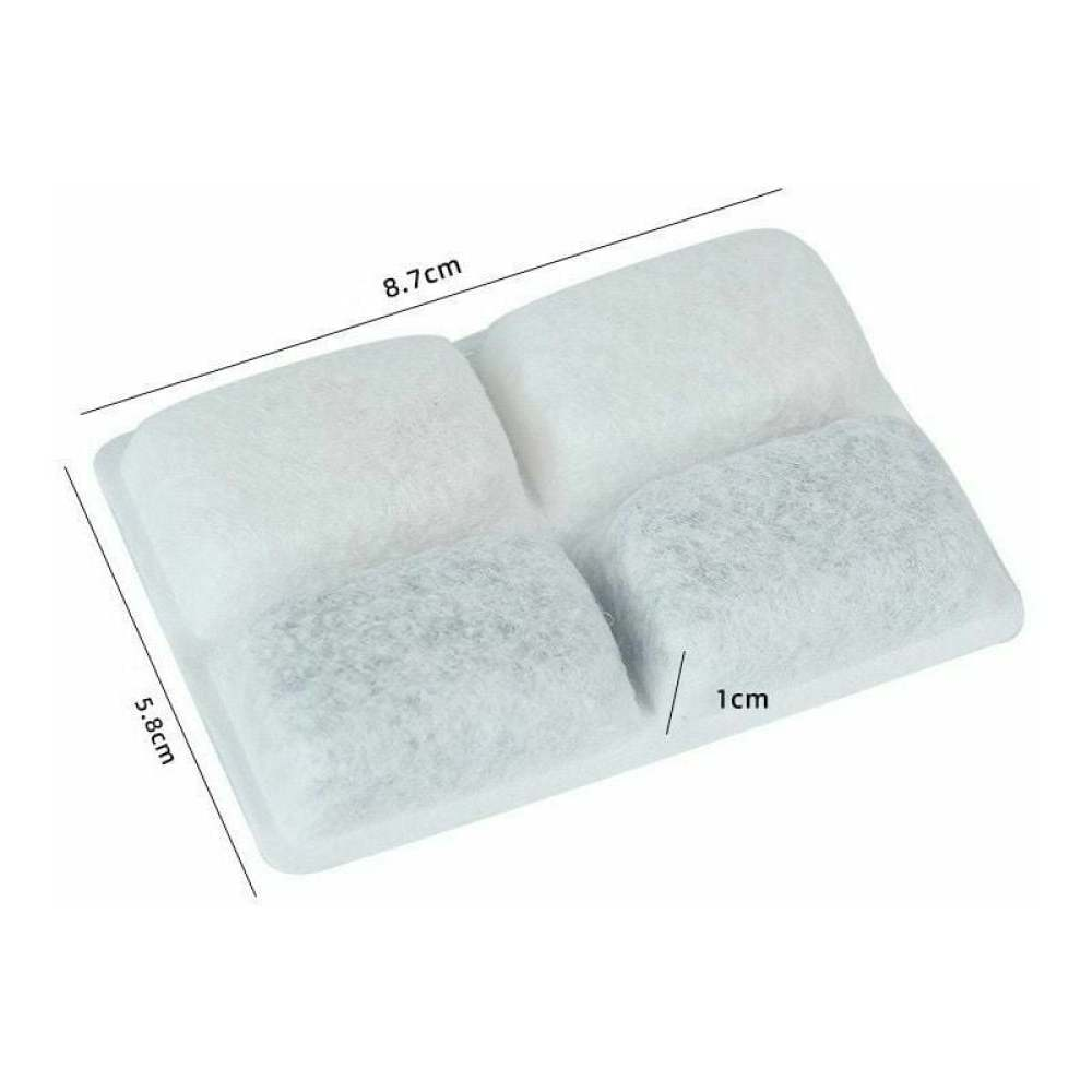Ein weißer rechteckiger Filter mit vier Abschnitten. Abmessungen: 8,7 cm x 5,8 cm x 1 cm. Zwei Abschnitte sind grau.
