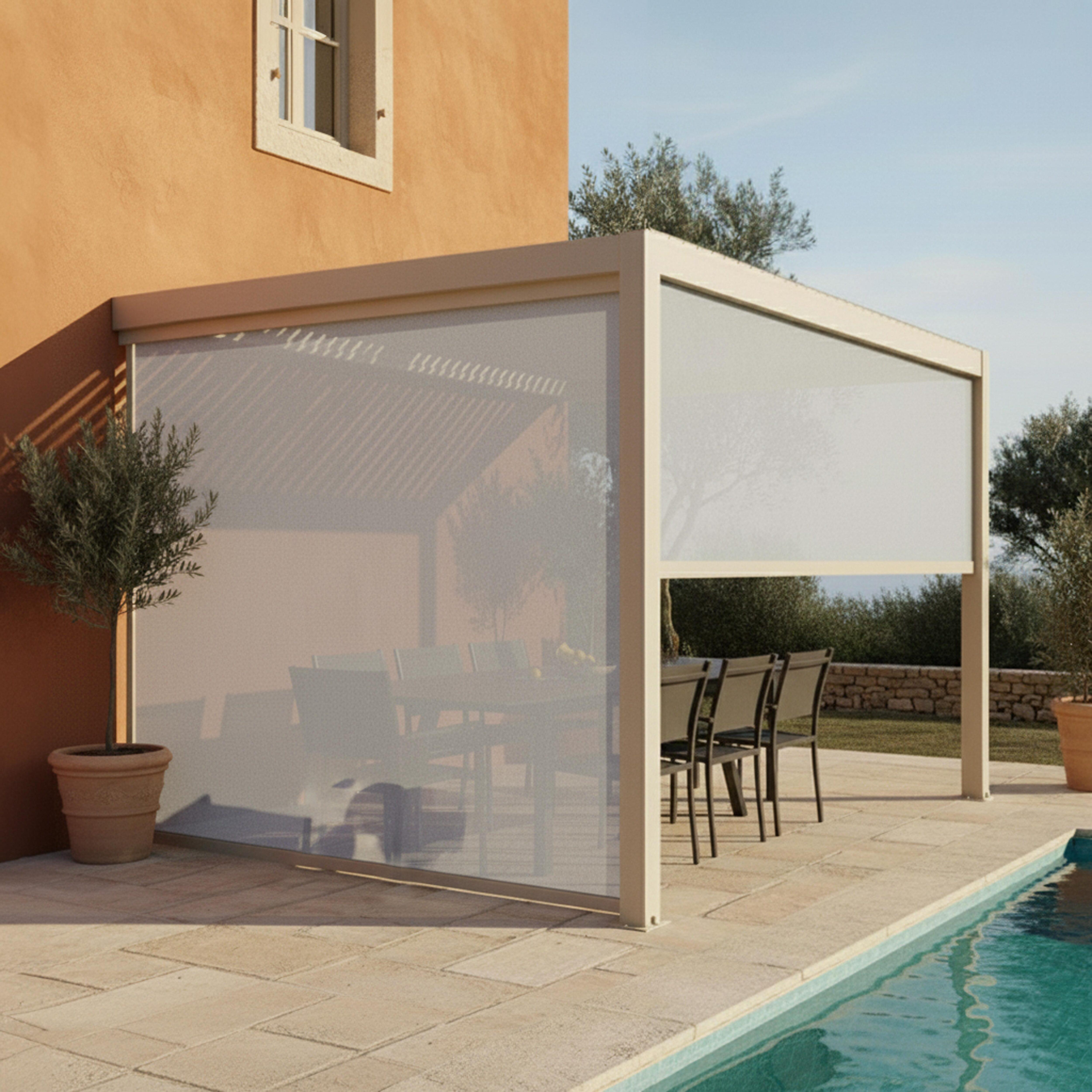 Terrasse mit Tisch, Stühlen und Pool. Ein Gebäude mit Fenster ist sichtbar. Olivenbäume stehen in Töpfen.