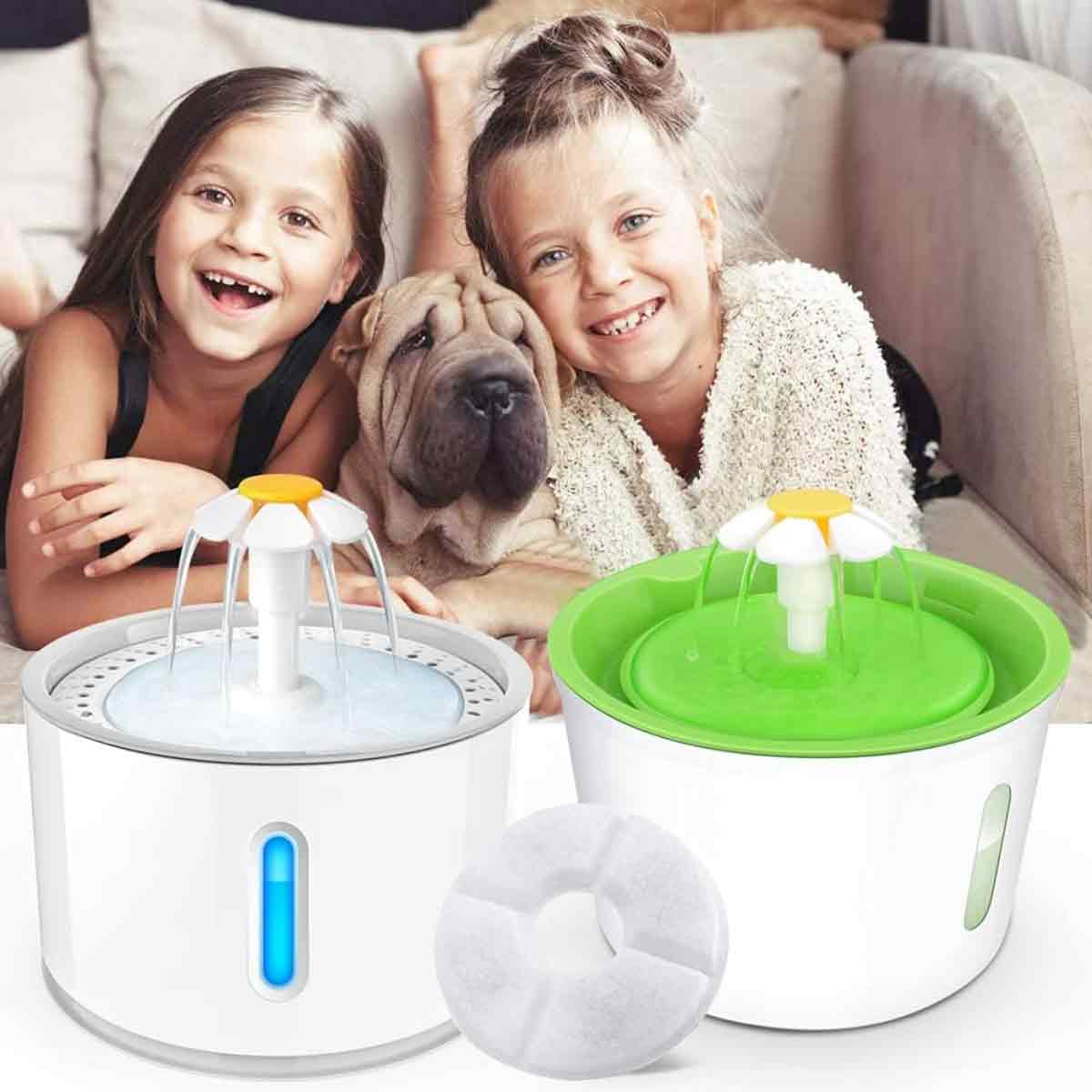 Zwei lächelnde Mädchen mit einem Shar Pei Hund und zwei Trinkbrunnen für Haustiere. Einer weiß, einer grün und ein Filter.