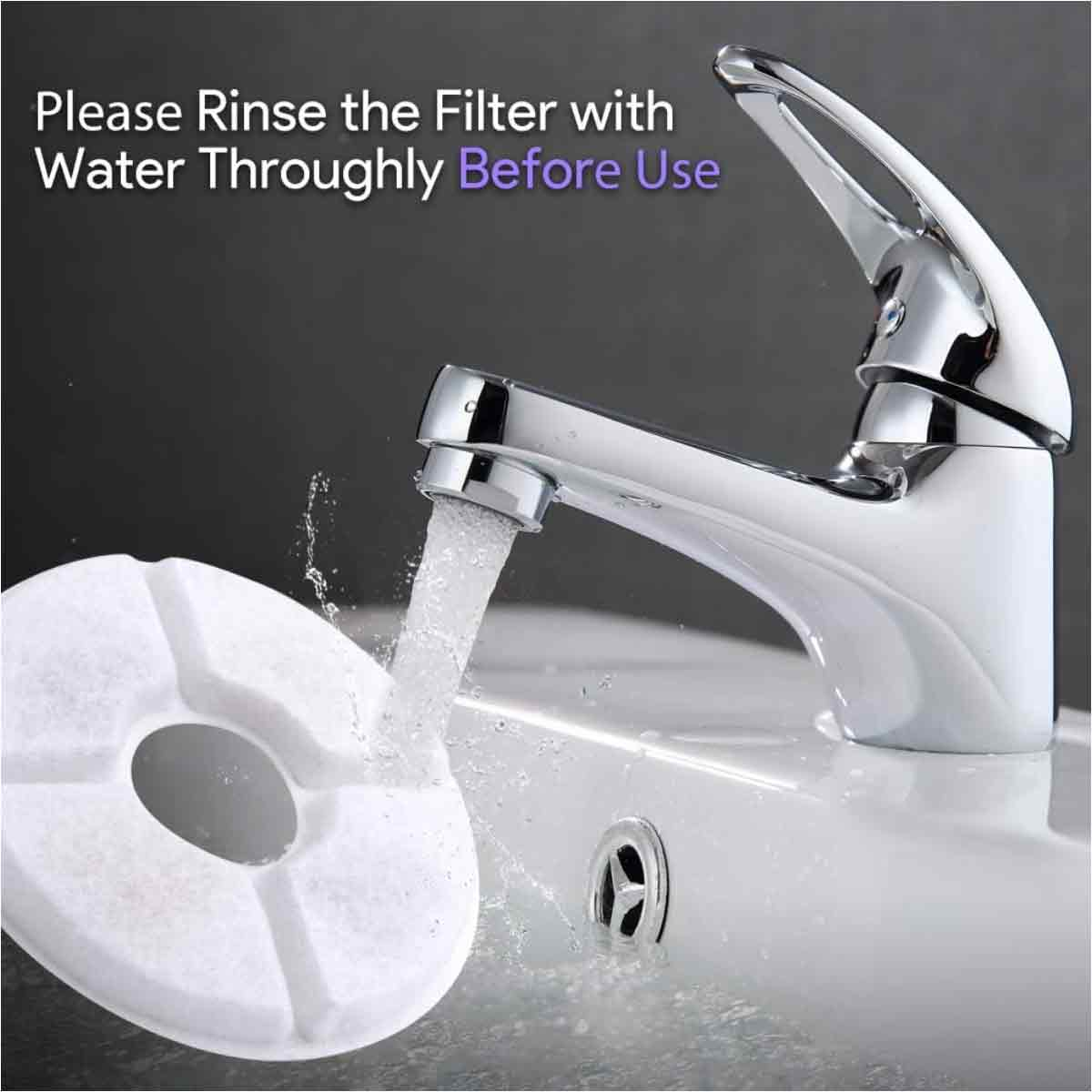 Ein Wasserhahn leitet Wasser über einen weißen Filter in ein weißes Waschbecken. Der Text sagt, den Filter vor Gebrauch zu spülen.