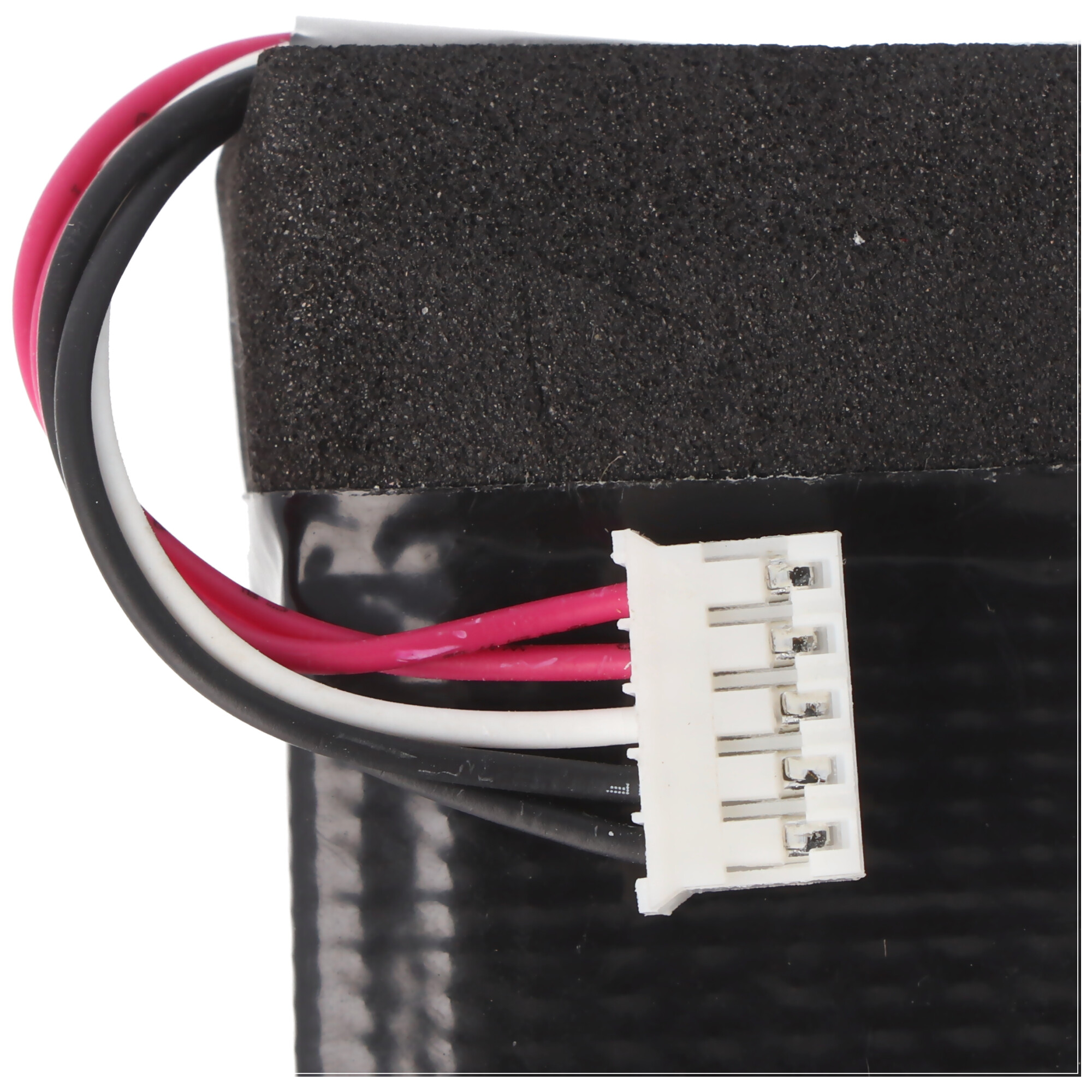 Nahaufnahme eines Akkupacks mit Drähten. Es hat schwarze, weiße und rosa Drähte, die mit einem weißen Stecker verbunden sind.