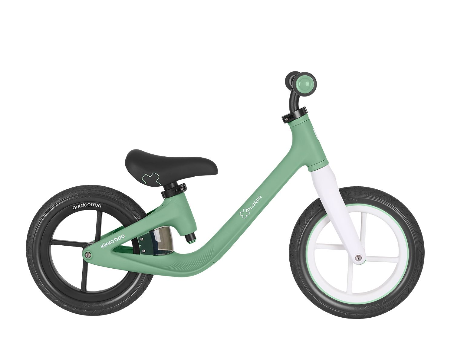 Ein grünes und weißes Laufrad mit schwarzen Reifen und Sitz. Der Lenker ist schwarz. Das Fahrrad steht vor weißem Hintergrund.