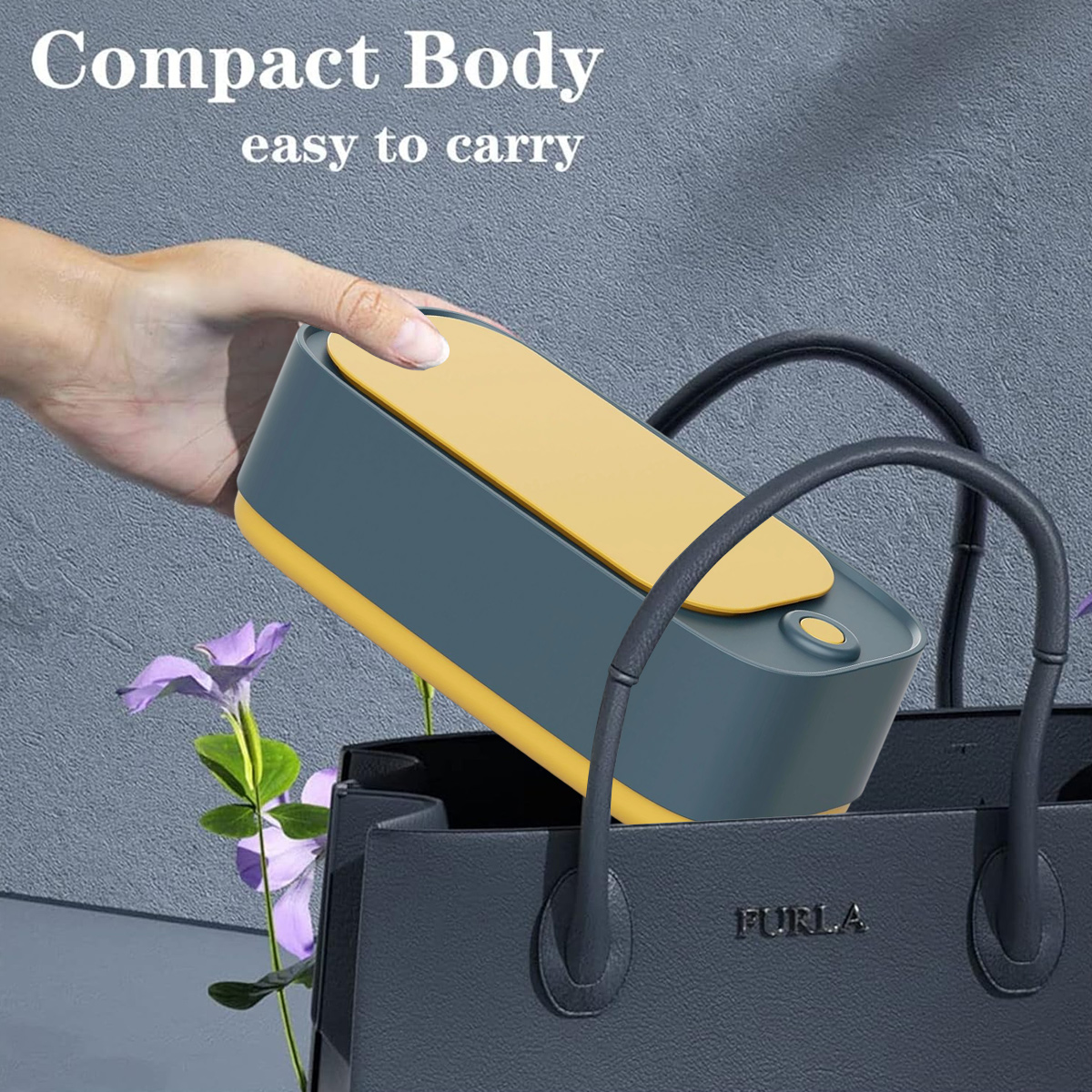 Eine Hand legt ein gelb-bedecktes, blaugrünes Gerät in eine schwarze Handtasche. Lila Blumen sind sichtbar. Text: 'Kompakter Körper, leicht zu transportieren'.