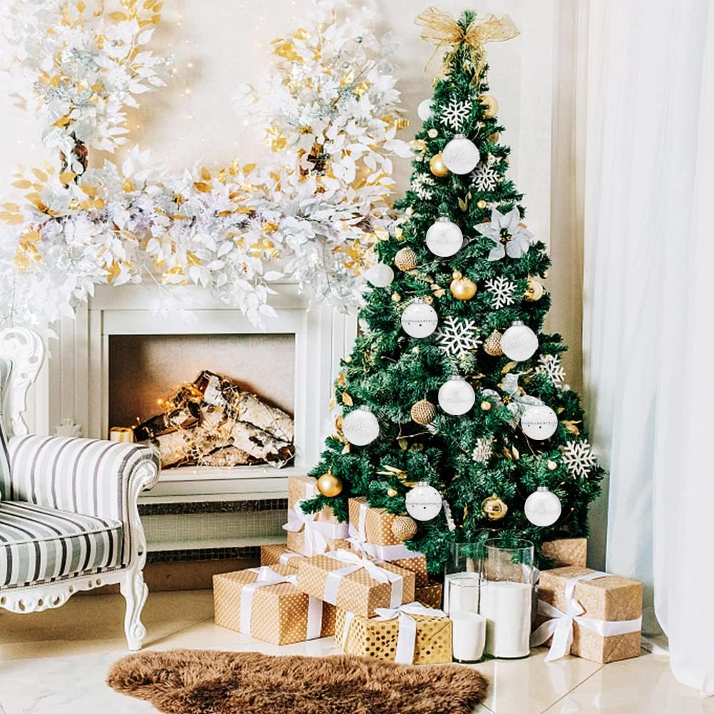 Ein geschmückter Weihnachtsbaum steht mit Geschenken. Im Hintergrund befindet sich ein Kamin. Ein Stuhl und ein Teppich sind im Vordergrund.