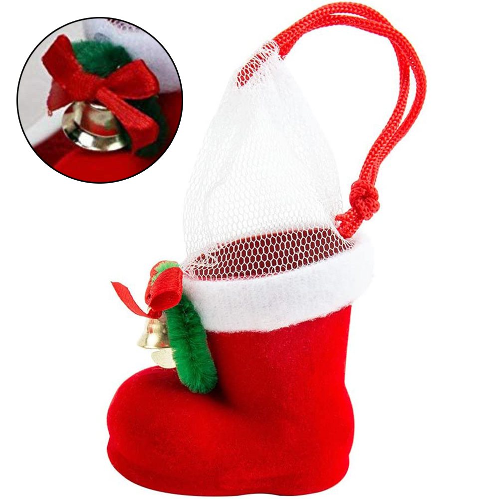 Ein roter Weihnachtsstrumpf mit weißem Bündchen, einem Netzoberteil und einer roten Kordel. Er hat eine Glocke, eine rote Schleife und grüne Akzente.