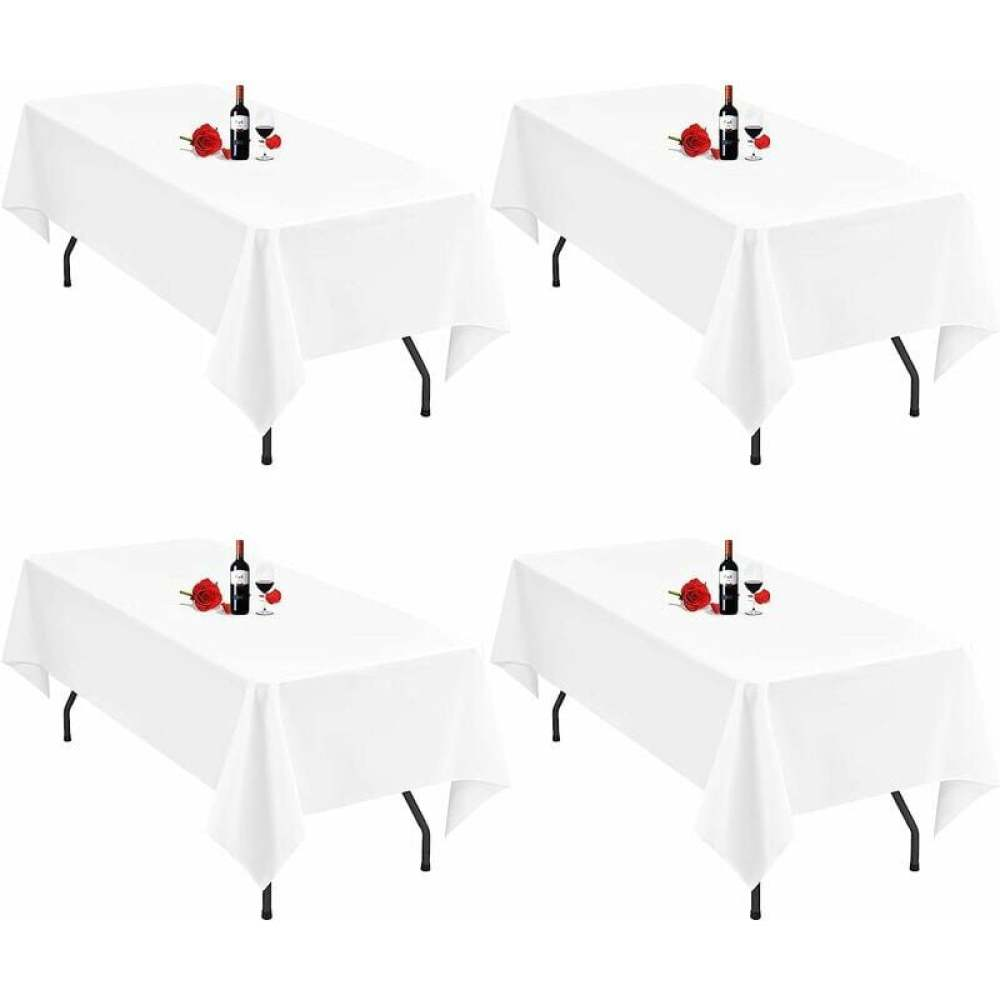 Vier Tische mit weißen Tischdecken. Jeder Tisch hat eine Weinflasche, eine Rose und ein Weinglas.