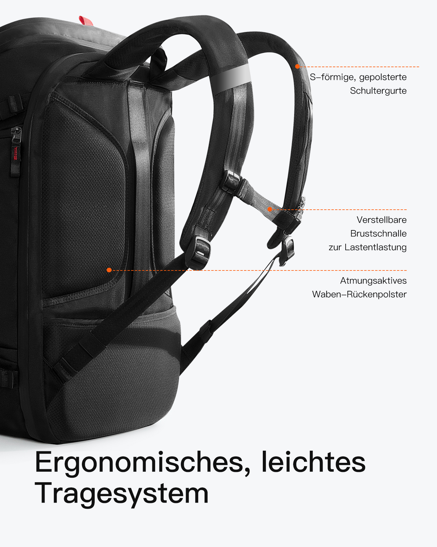 Schwarze Rucksackdetails. S-förmige, gepolsterte Schultergurte, verstellbare Brustschnalle, atmungsaktive Waben-Rückenpolster.