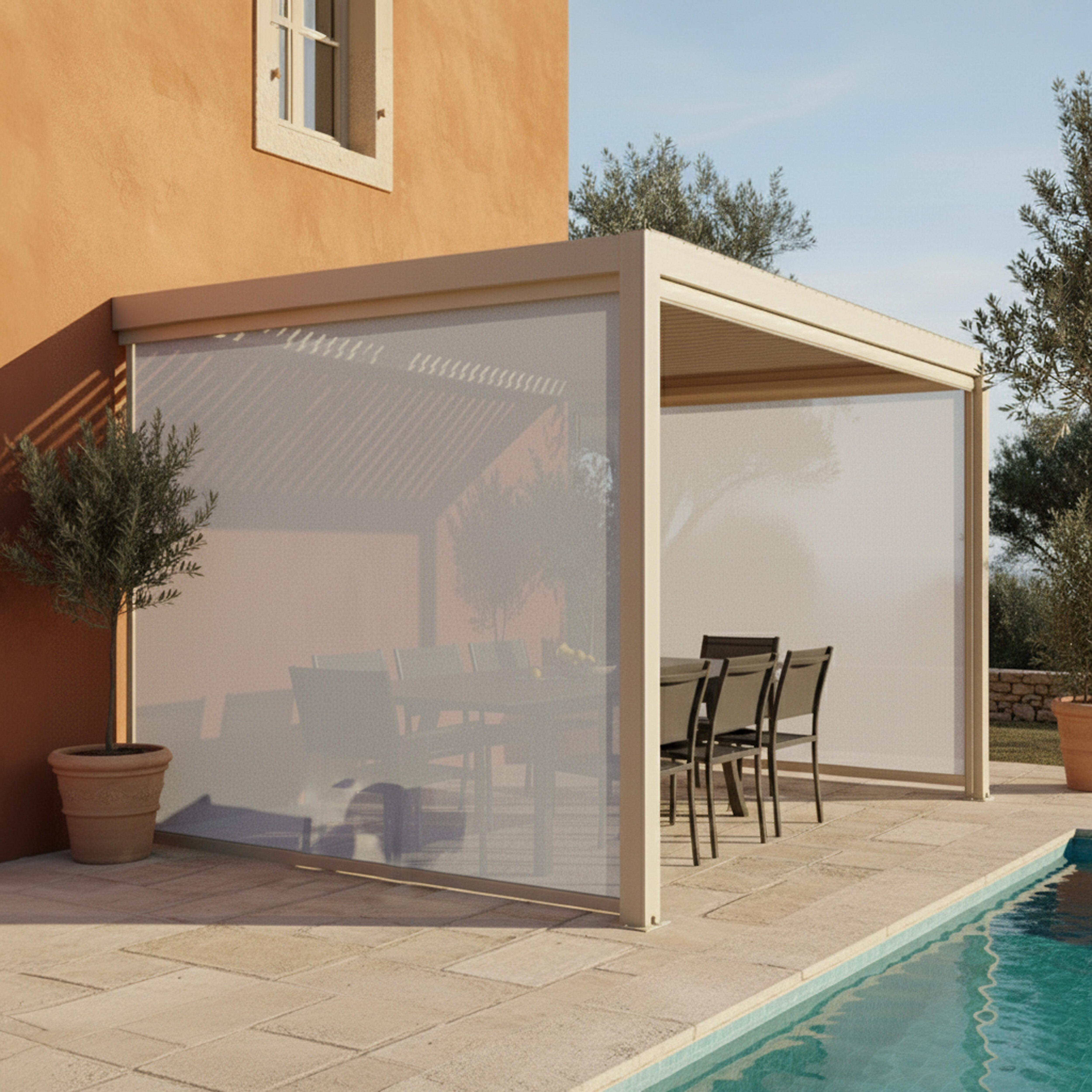 Essbereich im Freien mit Tisch, Stühlen und Pool. Die Struktur hat einen beigen Rahmen und transparente Bildschirme.