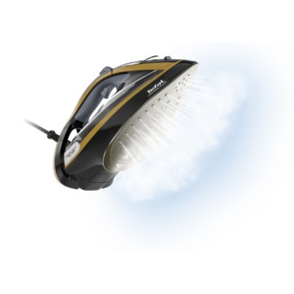 Czarne i złote żelazko emituje parę. Żelazko jest ustawione pod kątem, a para wydobywa się z jego podstawy na białym i jasnoniebieskim tle.