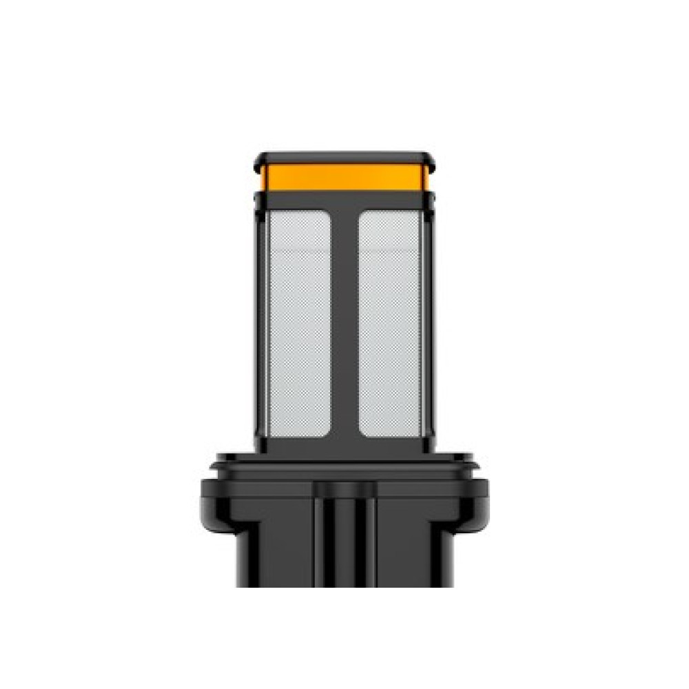 Zbliżenie czarno-pomarańczowego cylindrycznego obiektu o strukturze siatki, prawdopodobnie filtra, na białym tle.