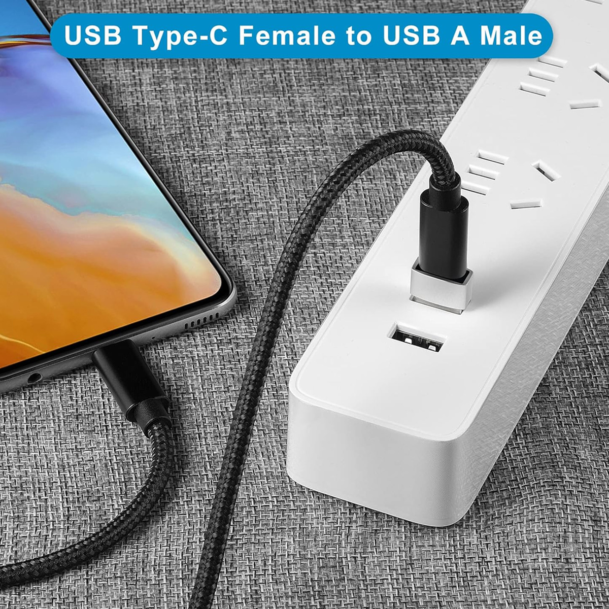 Ein Telefon, das über ein USB-Kabel aufgeladen wird. Das Kabel wird mit einer Steckdosenleiste verbunden. Die Steckdosenleiste ist weiß, das Telefon ist schwarz.