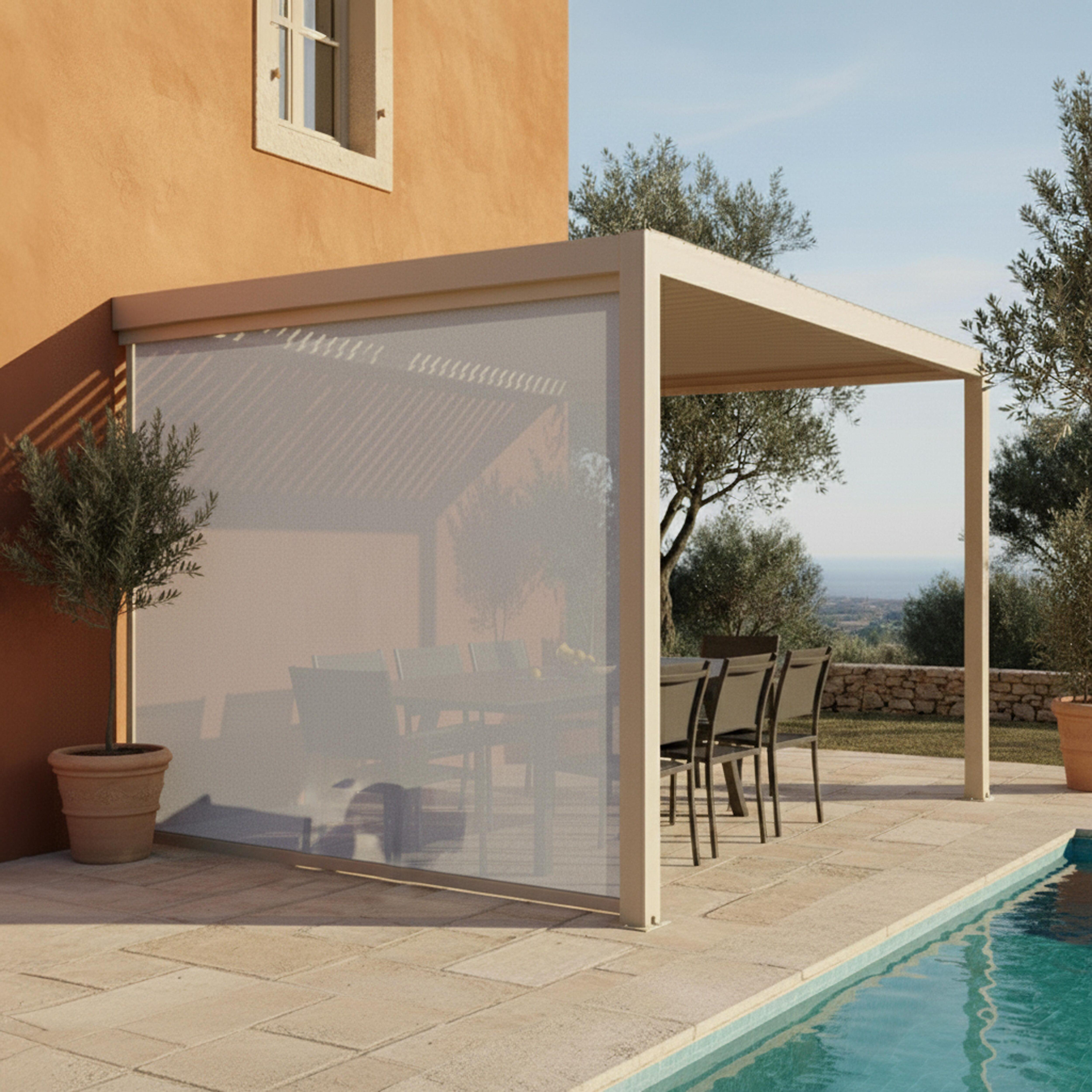 Eine Terrasse mit Tisch und Stühlen wird von einer Pergola bedeckt. Im Vordergrund befindet sich ein Pool. Bäume und ein Gebäude sind sichtbar.