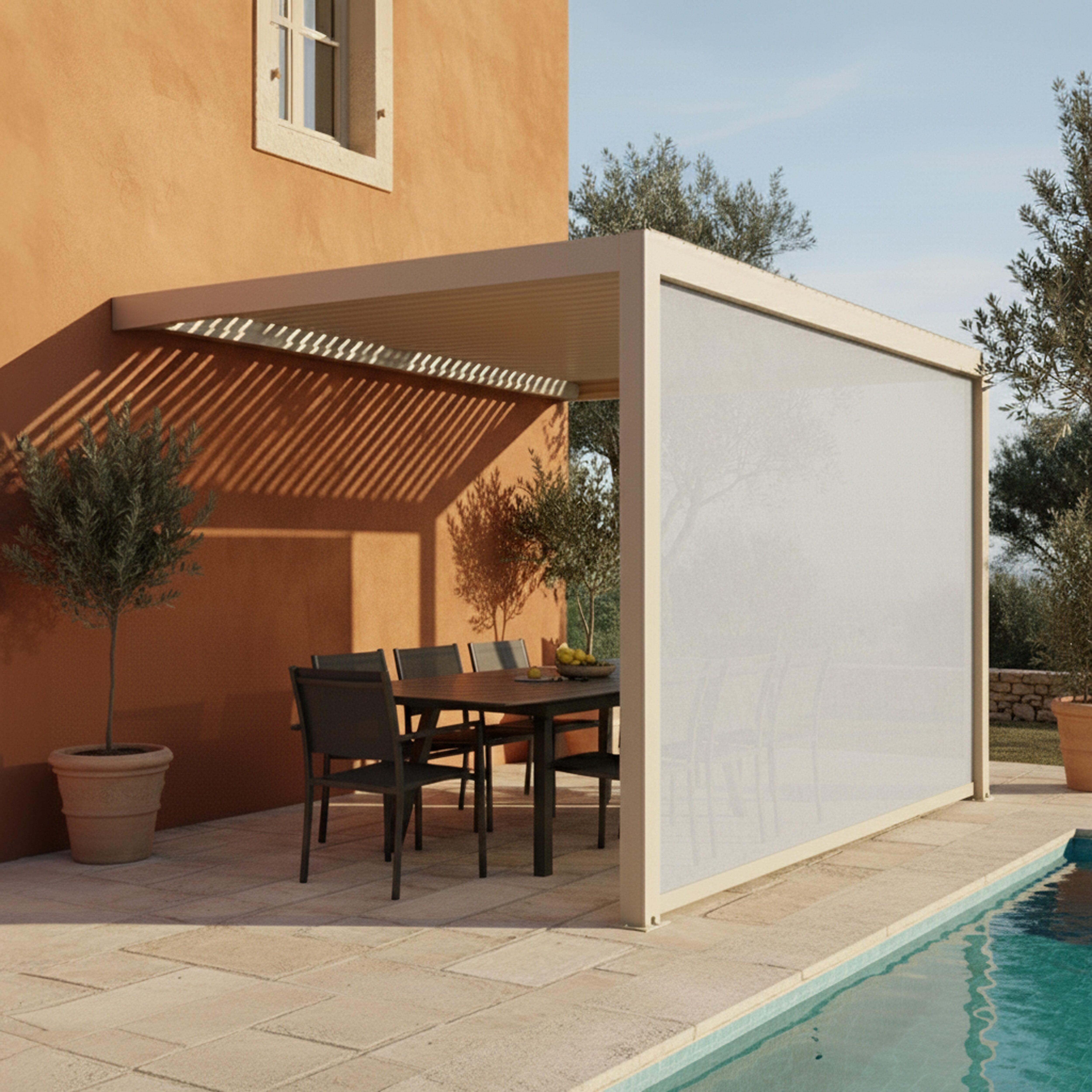 Terrasse mit Tisch, Stühlen, Pflanzen und Pool. Die Szene ist sonnenbeschienen. Ein modernes Ambiente.