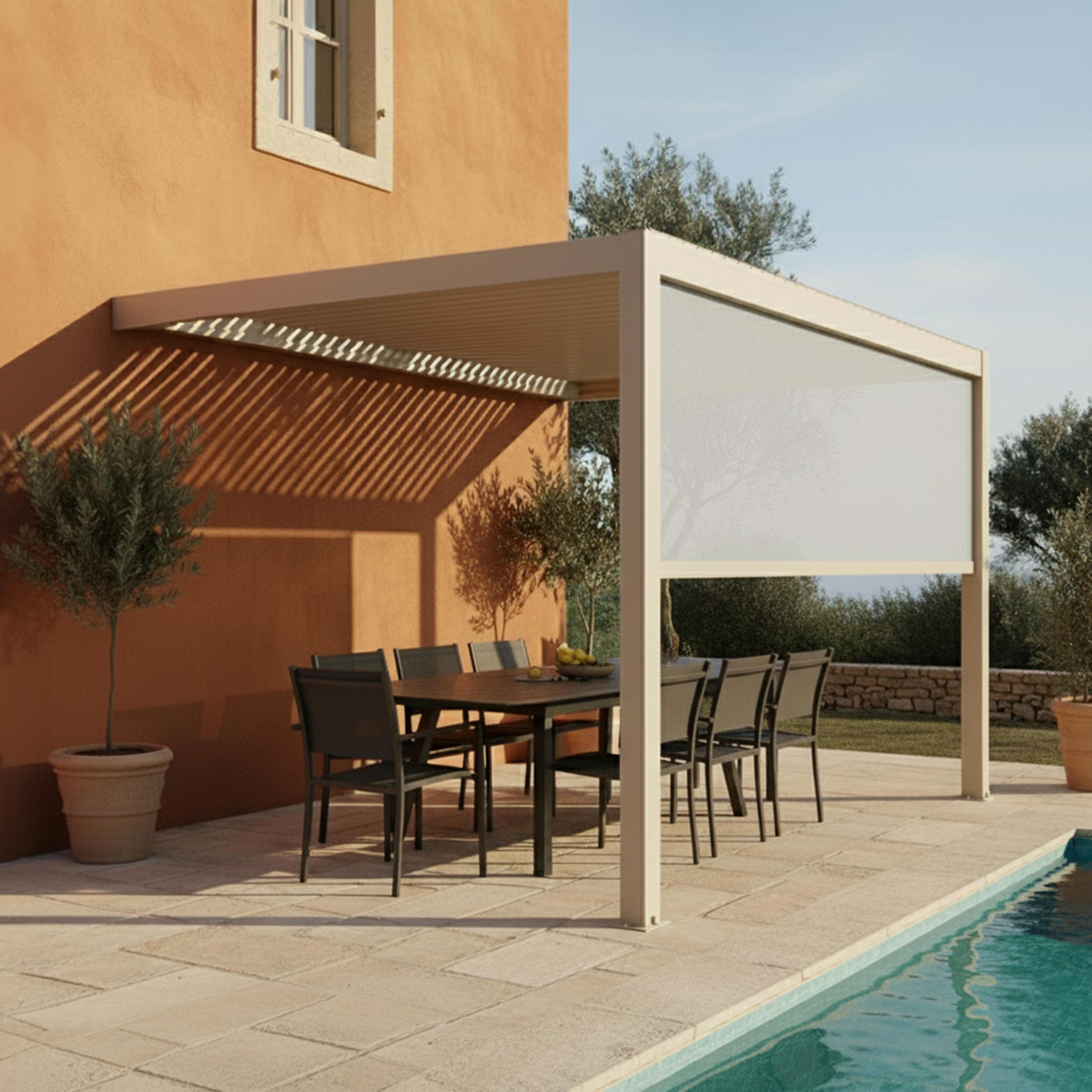 Terrasse mit Tisch und Stühlen unter einer Pergola, in der Nähe eines Pools, orange Wand, Olivenbäume.