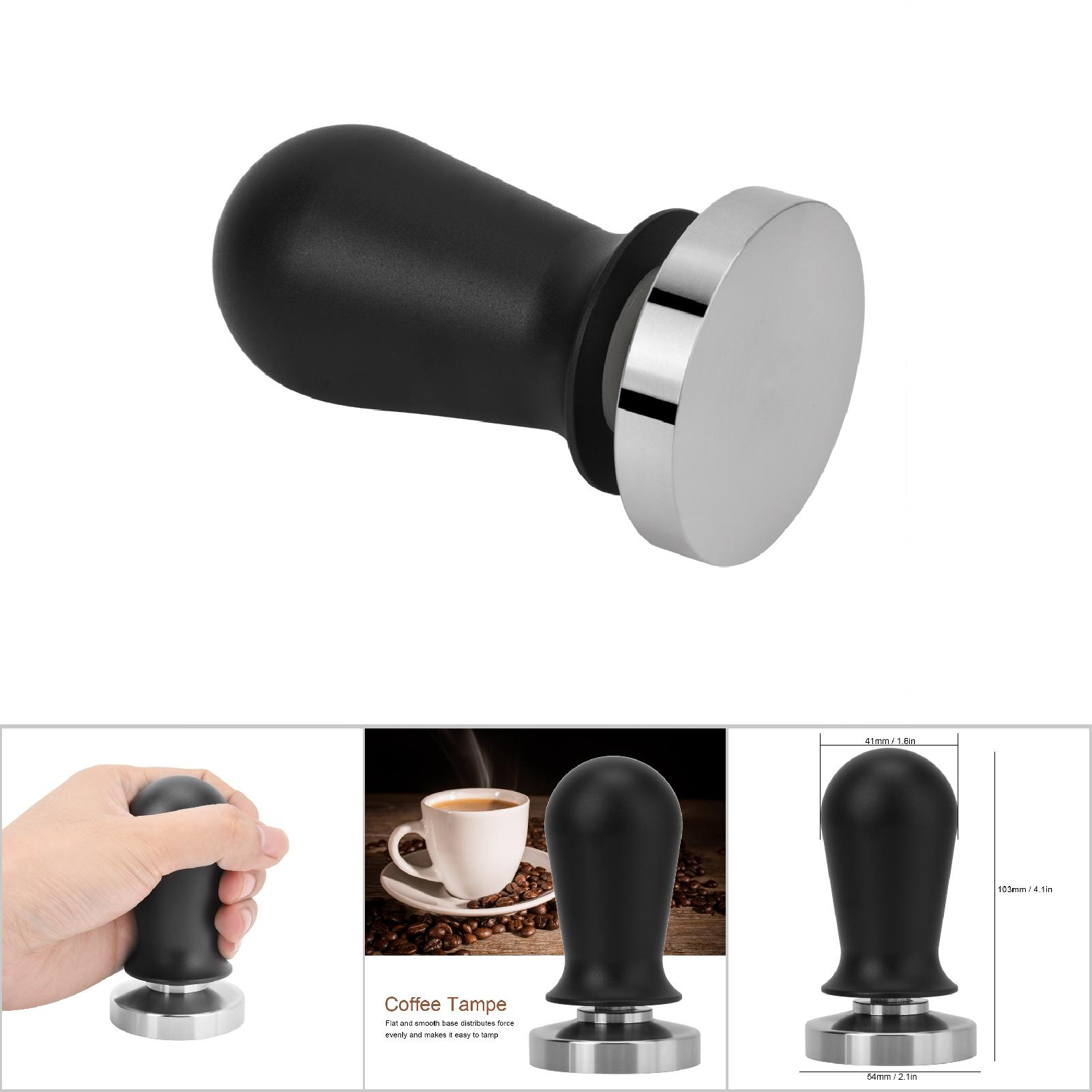 Ein Kaffeestempel mit schwarzem Griff und silberner Basis wird mit Abmessungen gezeigt. Andere Bilder zeigen Kaffee.