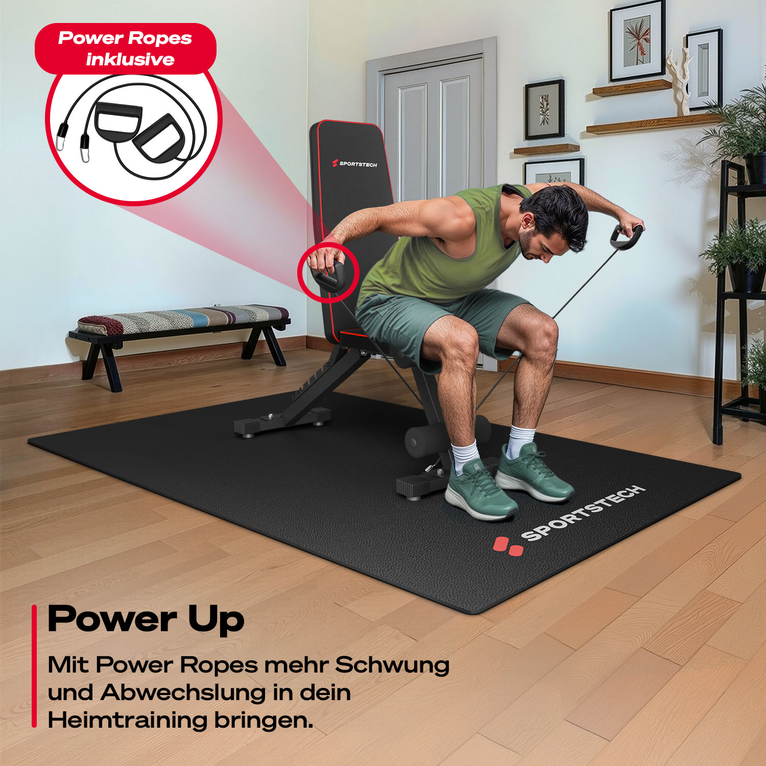 Mann trainiert mit Power-Ropes auf einer Bank. Die Szene umfasst eine schwarze Matte, Trainingsgeräte und eine Bank.