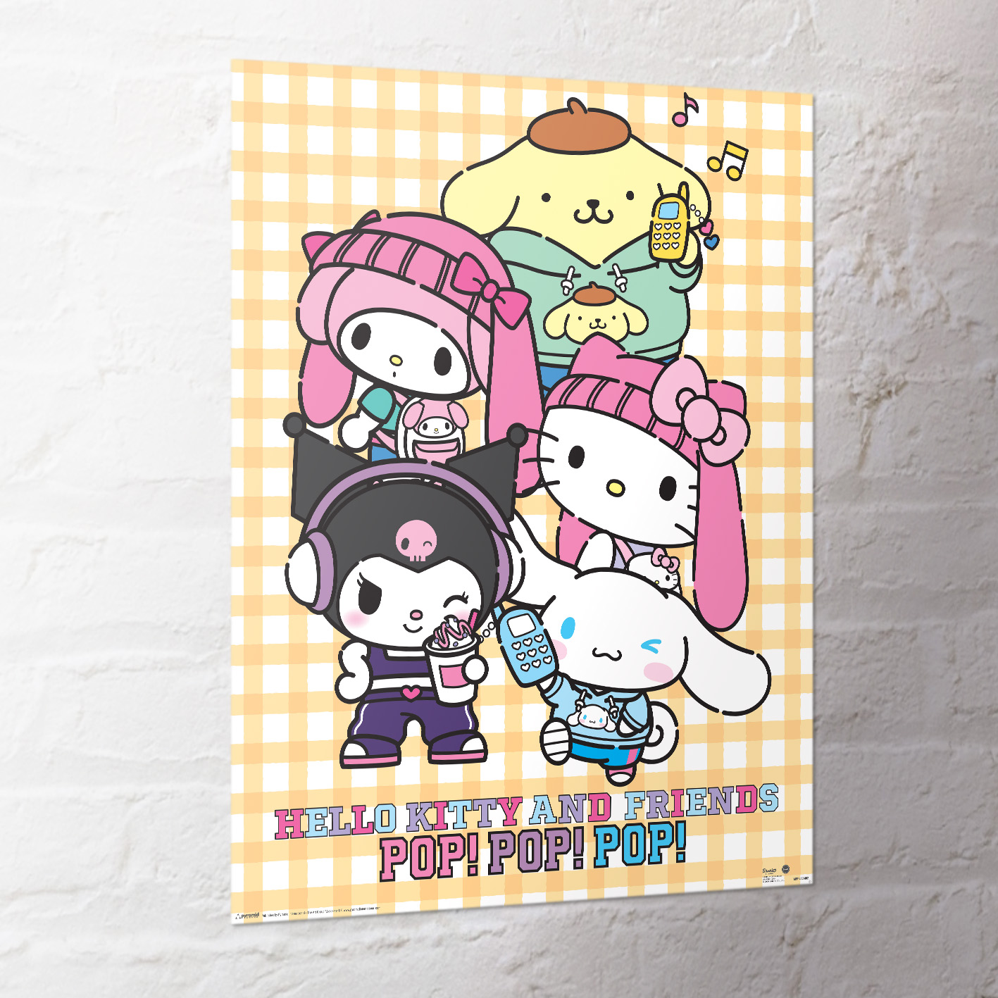 Ein Poster mit Hello Kitty und ihren Freunden. Zu den Figuren gehören My Melody, Kuromi, Hello Kitty und Cinnamoroll. Der Hintergrund ist kariert.