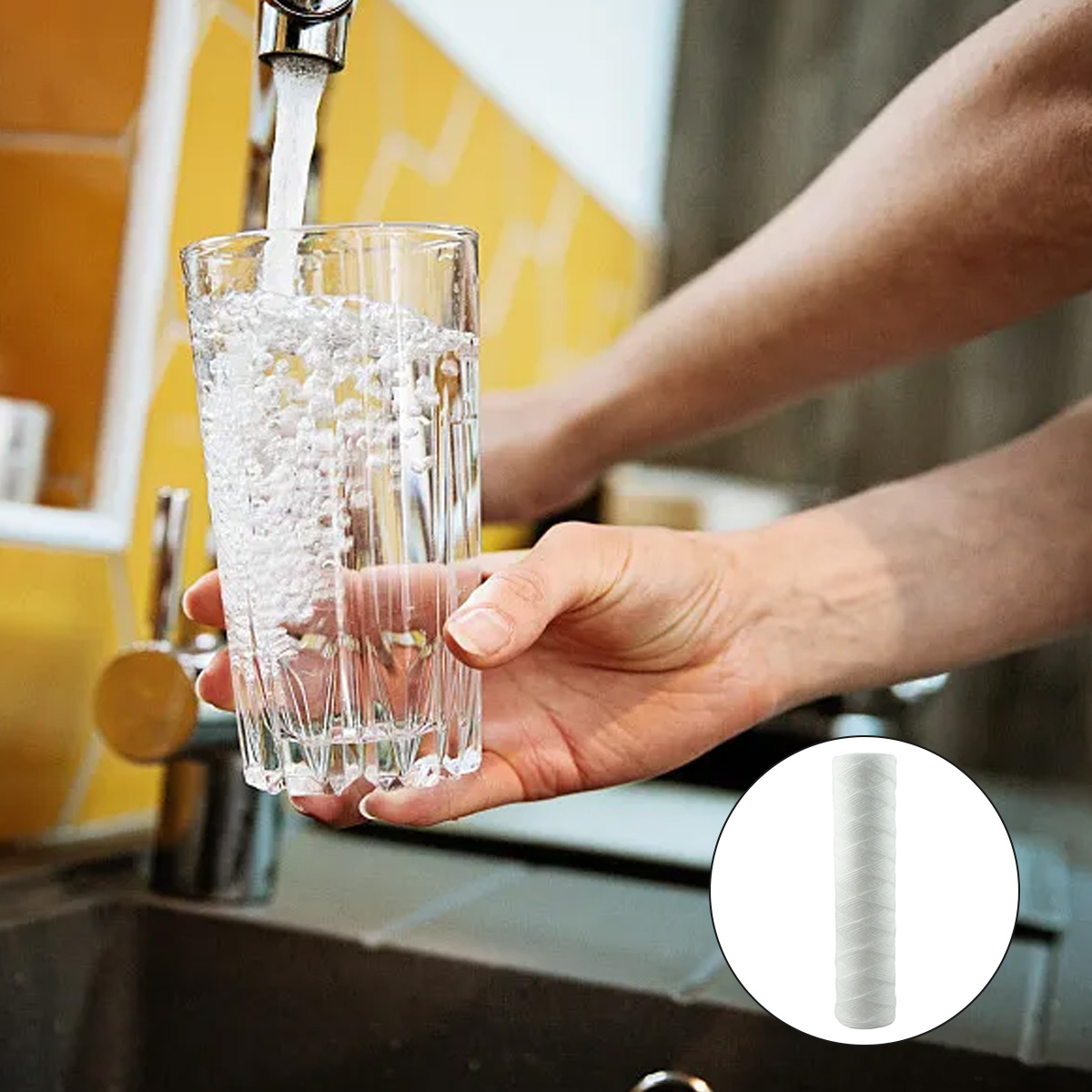 Eine Person füllt ein Glas mit Wasser aus einem Wasserhahn. Das Glas ist klar und das Wasser läuft.