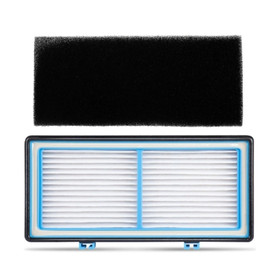 Ein rechteckiger schwarzer Schaumstofffilter befindet sich über einem rechteckigen Filter mit weißem Faltenmaterial und blauem Rahmen.