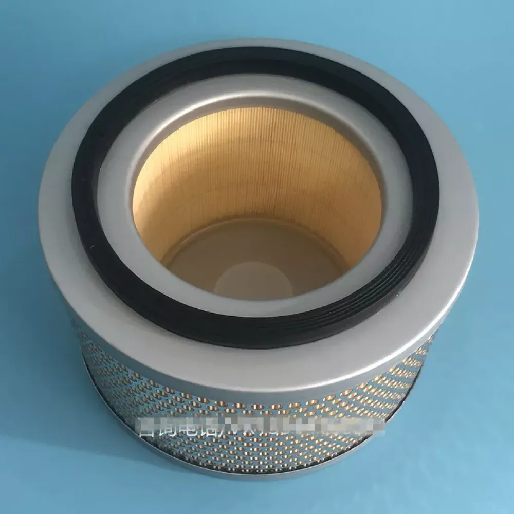 Ein zylindrischer Luftfilter mit perforiertem Metallgehäuse, zentraler Öffnung, schwarzen Gummidichtungen und beigem Filtermaterial.