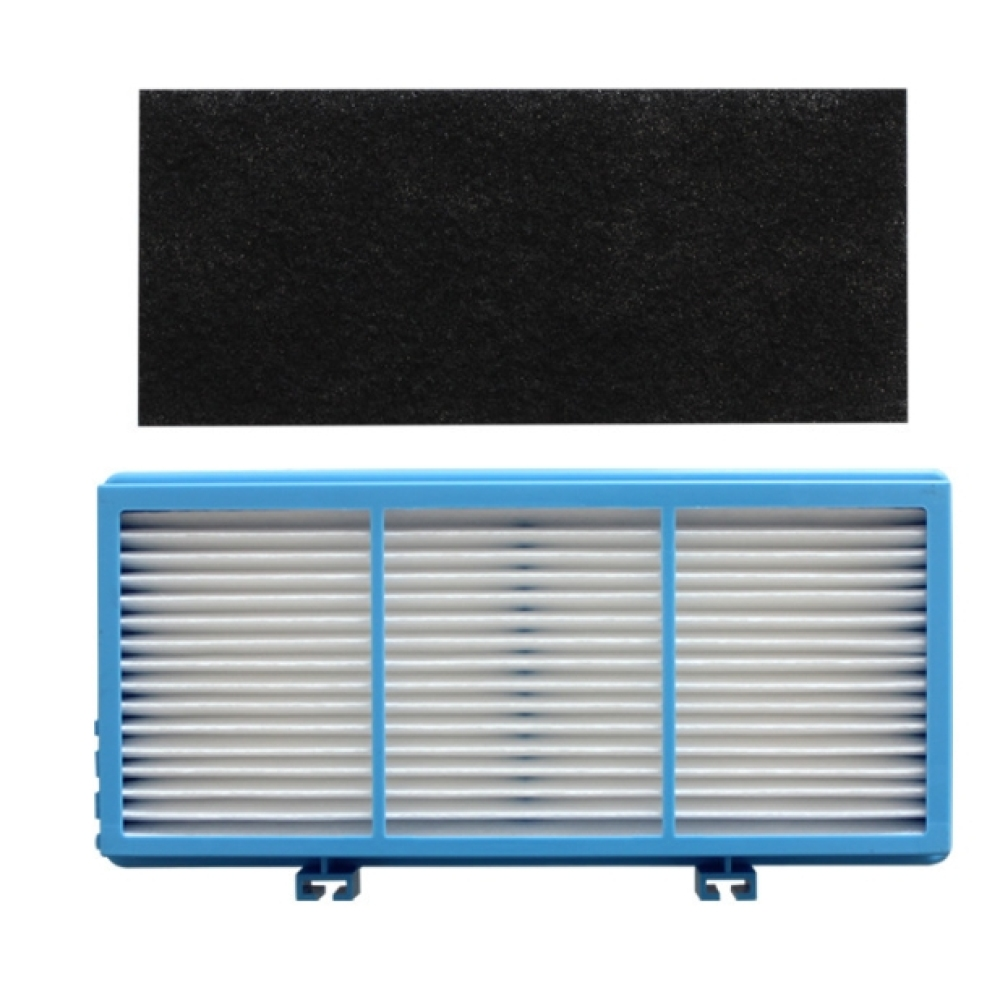 Ein blau-weißer Luftfilter befindet sich unter einem schwarzen rechteckigen Filter. Beide befinden sich auf weißem Hintergrund.