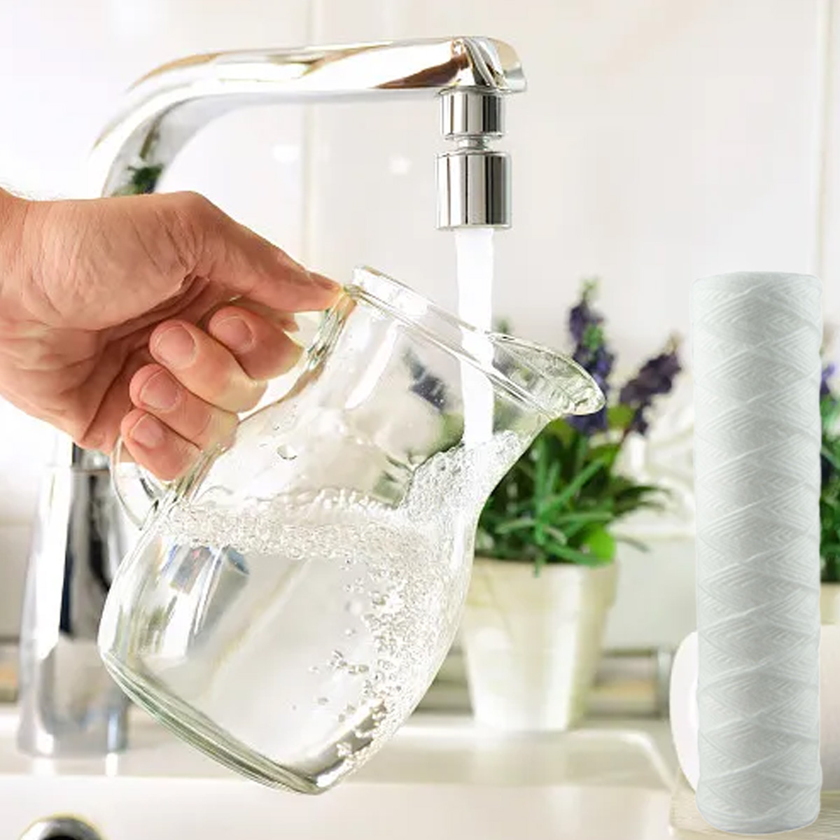 Eine Hand füllt eine Glaskanne mit Wasser aus einem Wasserhahn. Rechts ist ein Wasserfilter. Pflanzen sind im Hintergrund.