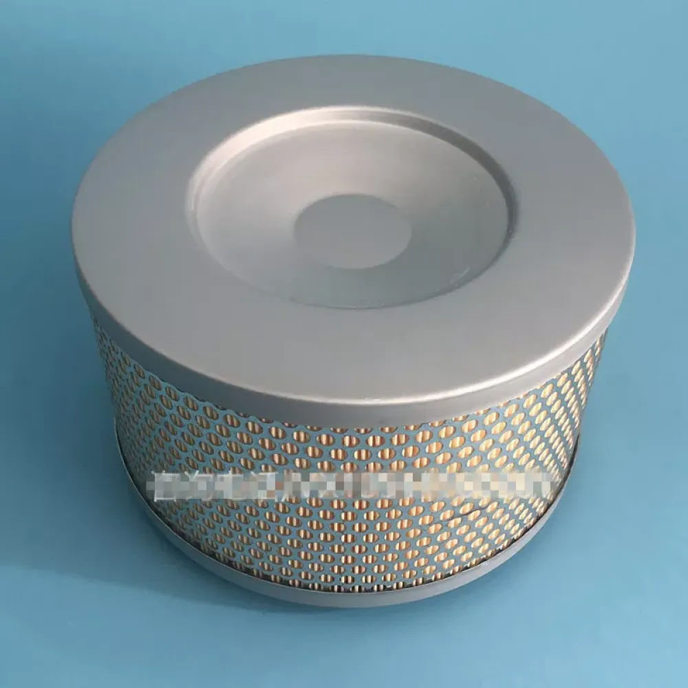 Ein zylindrischer Luftfilter mit silberner Oberseite und perforierten Metallseiten. Der Hintergrund ist hellblau.