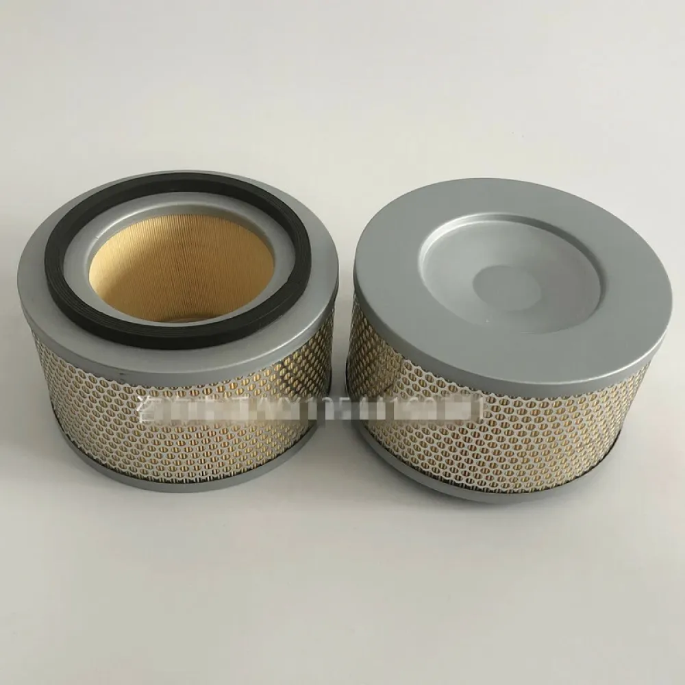 Zwei Luftfilter. Jeder hat eine graue Ober- und Unterseite mit einer Maschenseite. Ein Filter ist offen, der andere geschlossen.