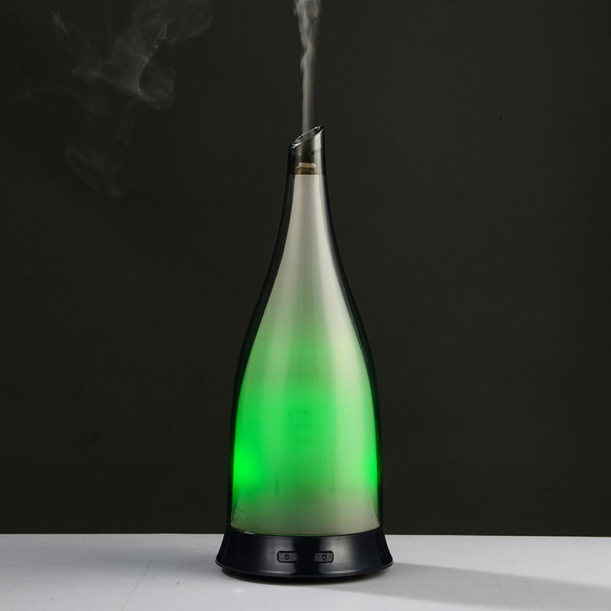 Ein grün beleuchteter Diffusor mit aufsteigendem Dampf, vor dunklem Hintergrund. Die Basis ist schwarz, das Gerät hat ein schlankes Design.