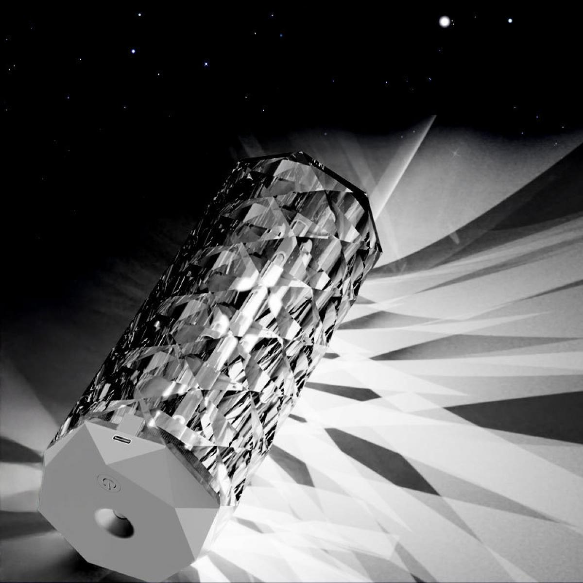 Eine Kristalllampe mit geometrischen Mustern reflektiert Licht. Der Hintergrund zeigt einen Sternenhimmel und Lichtmuster.