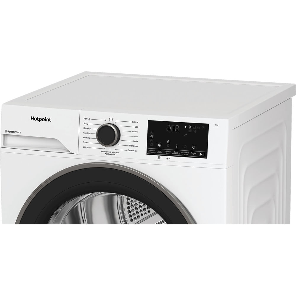 Un'asciugatrice Hotpoint bianca con porta nera e pannello di controllo che mostra impostazioni e tempo. L'asciugatrice è su una superficie bianca.