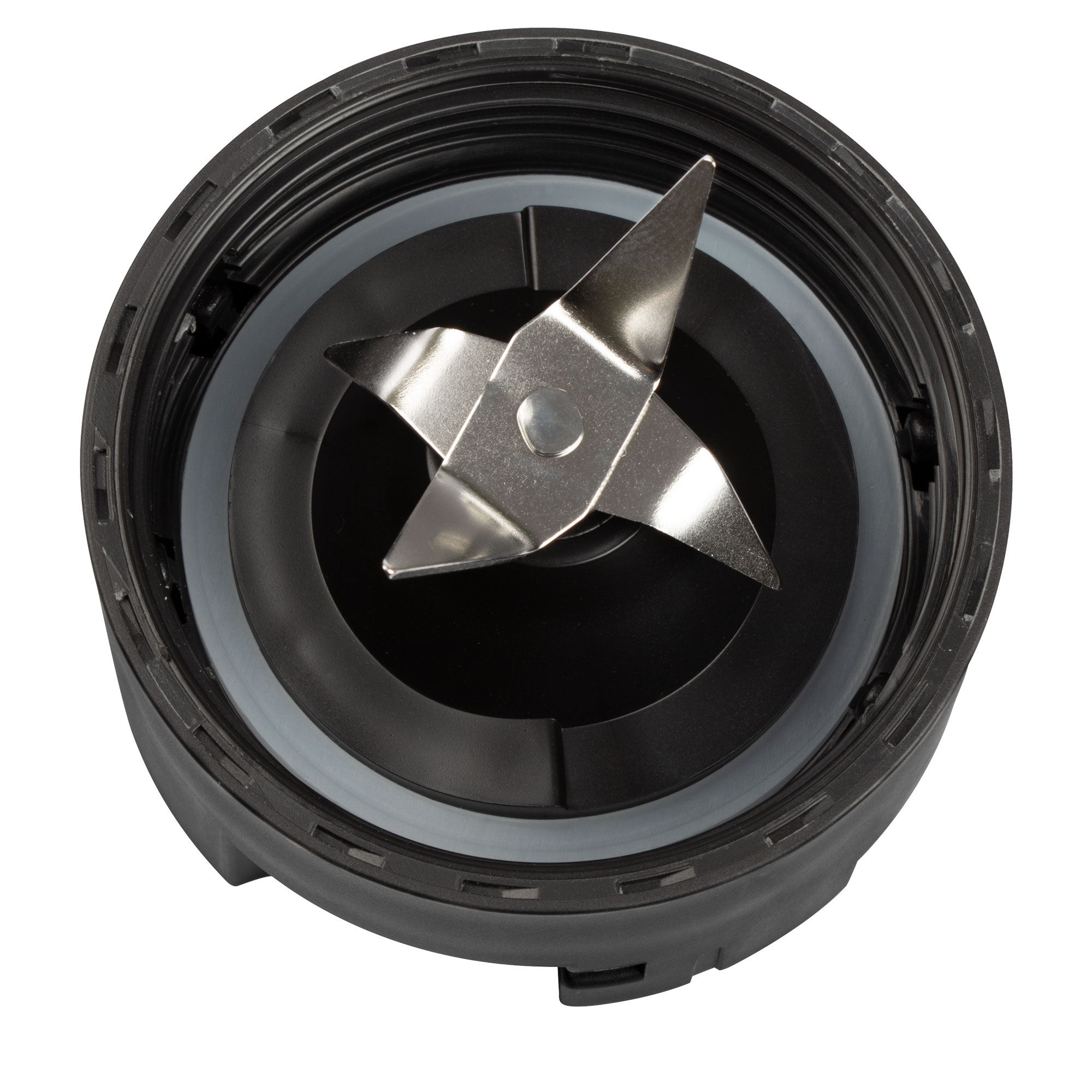 Zbliżenie na zespół ostrzy blendera. Srebrne ostrza są wyśrodkowane w czarnej plastikowej obudowie.