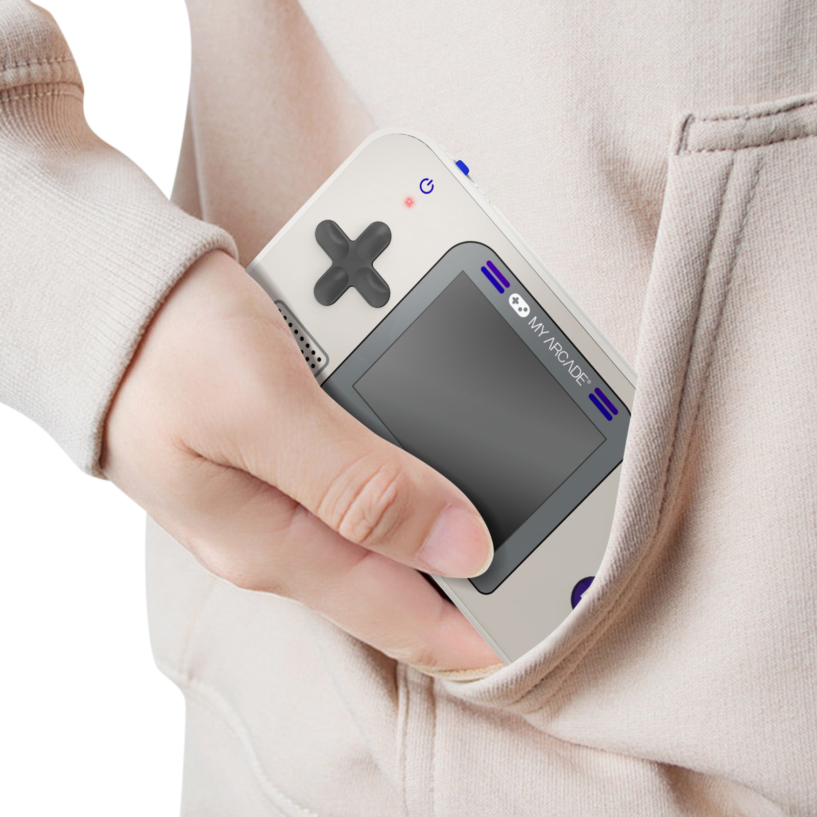 Un dispositivo de juegos portátil está en un bolsillo. El dispositivo es blanco con una cruceta negra y una pantalla. El bolsillo es beige.