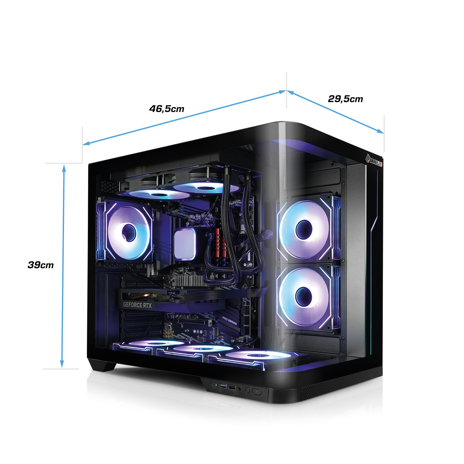 Een computerkast met afmetingen. Binnenin zijn verlichte ventilatoren en componenten te zien. Een GeForce RTX grafische kaart is ook aanwezig.
