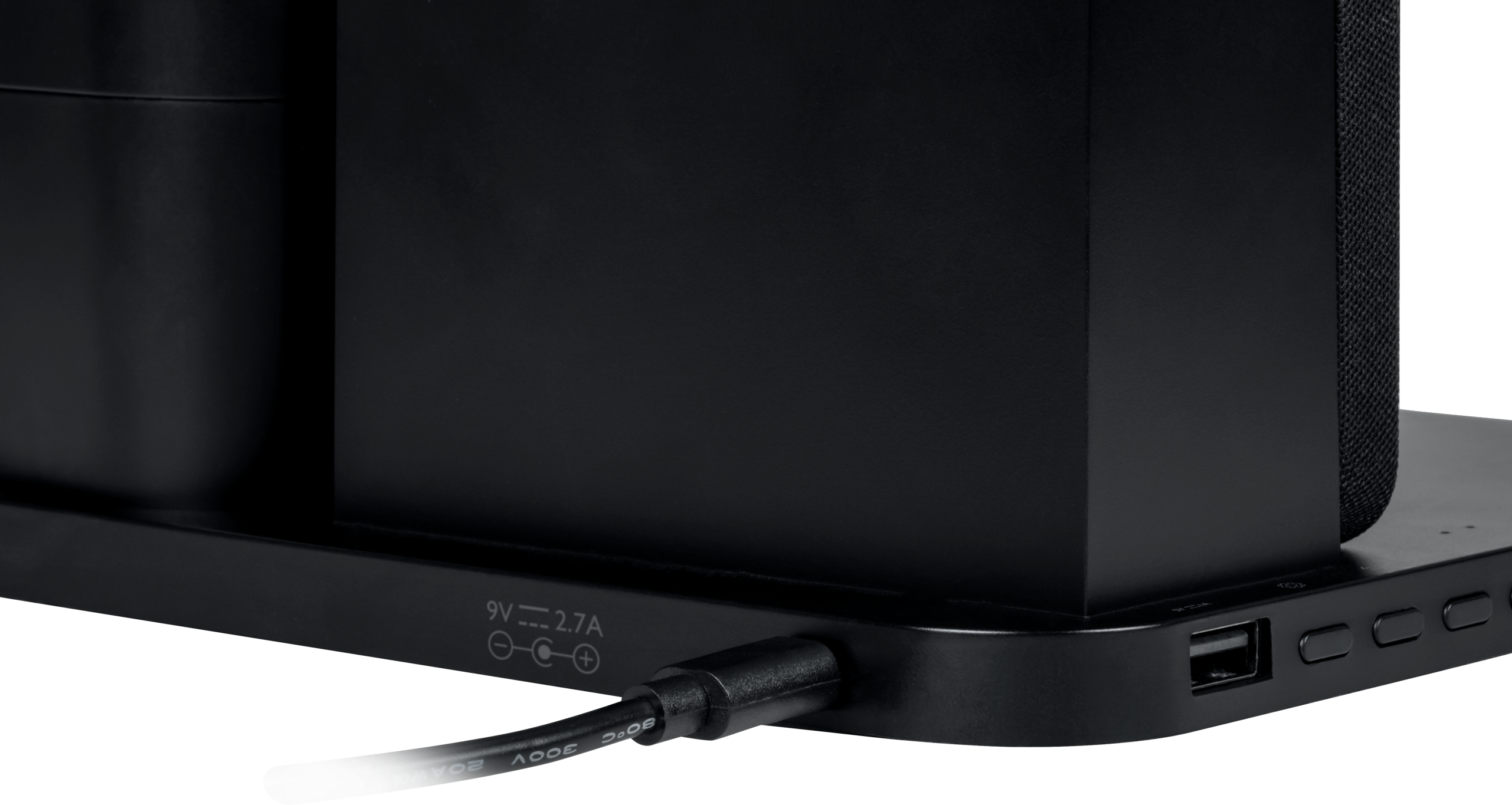 Zbliżenie czarnego urządzenia z podłączonym kablem zasilającym. Urządzenie ma port USB i kilka przycisków.