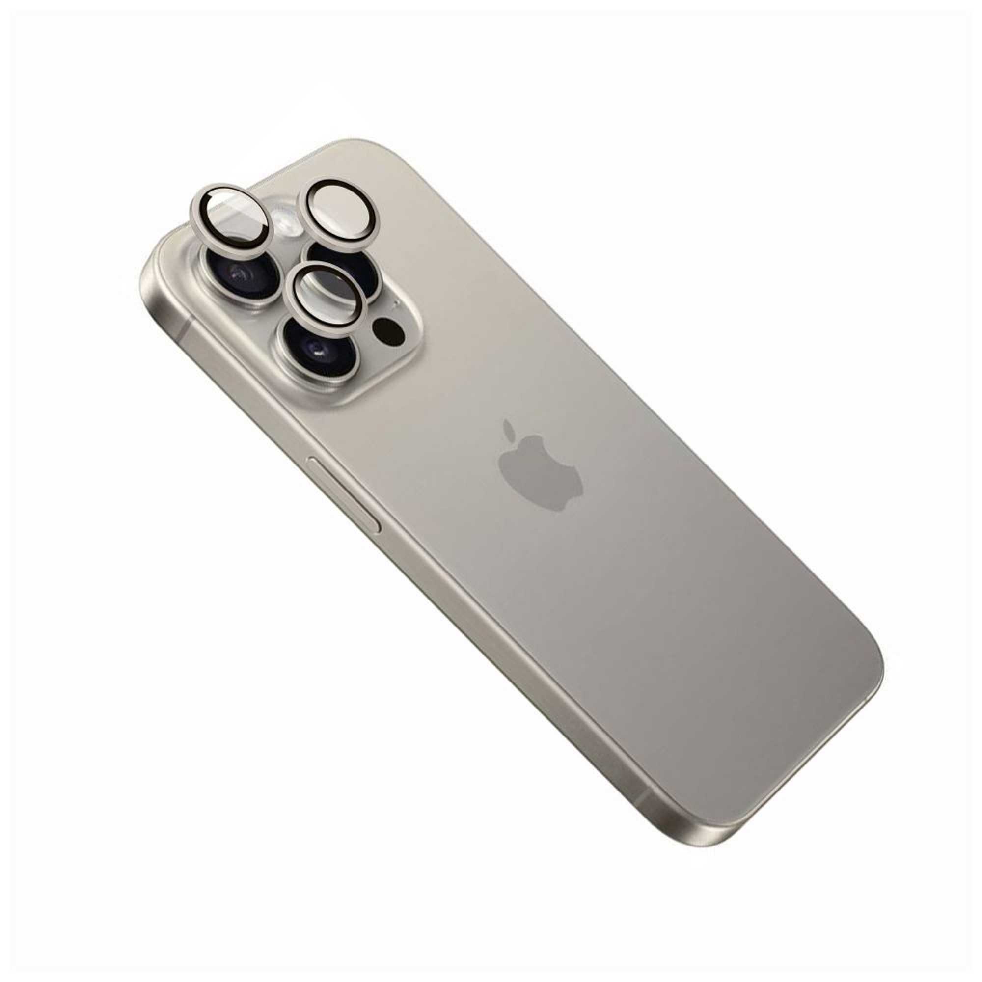 Un iPhone argentato con una protezione per l'obiettivo. Il telefono è angolato, mostrando le lenti della fotocamera e il logo Apple.