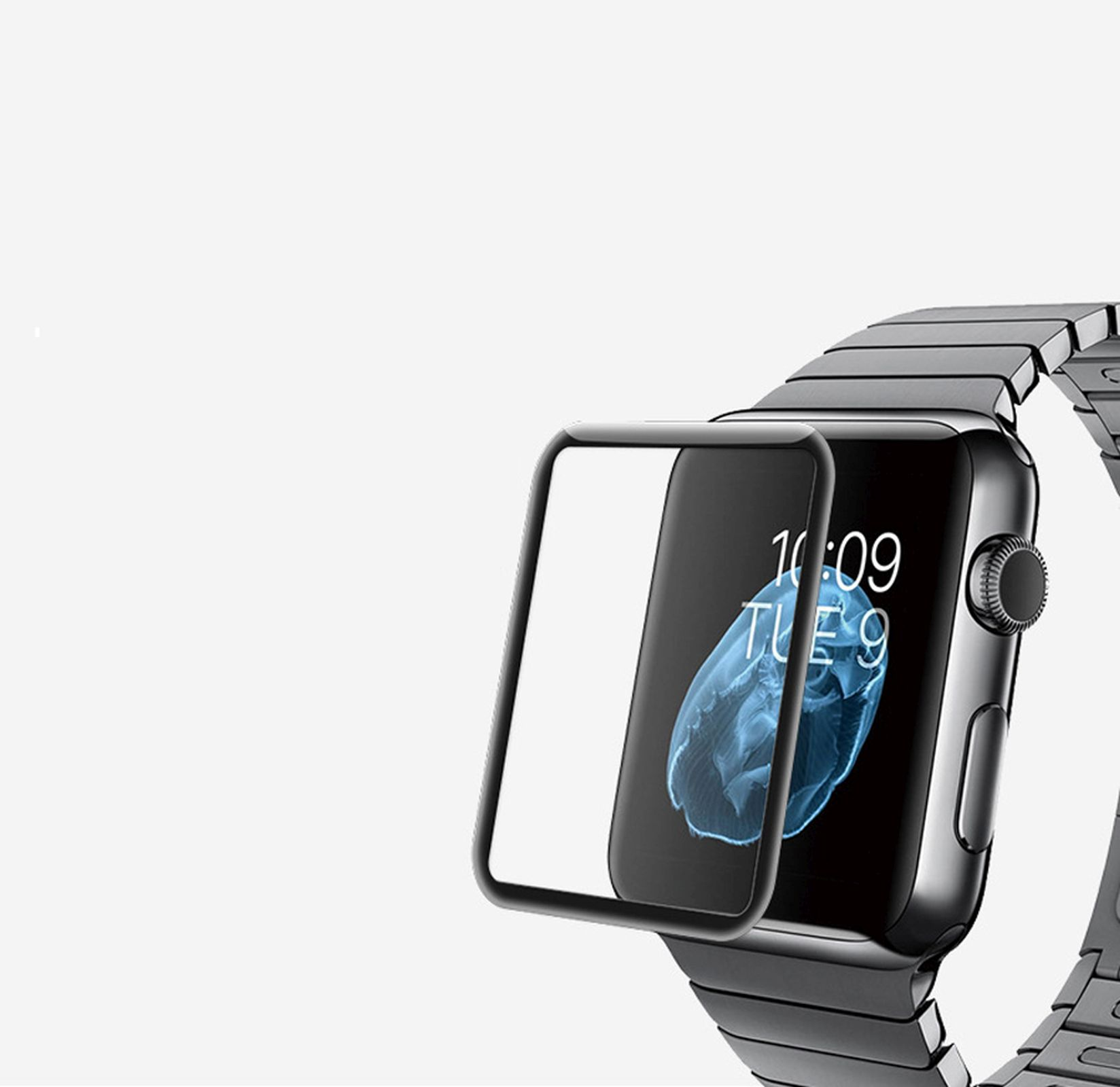 Nahaufnahme einer Smartwatch mit Displayschutz. Die Uhr zeigt Uhrzeit und Datum an. Das Armband ist silbern.