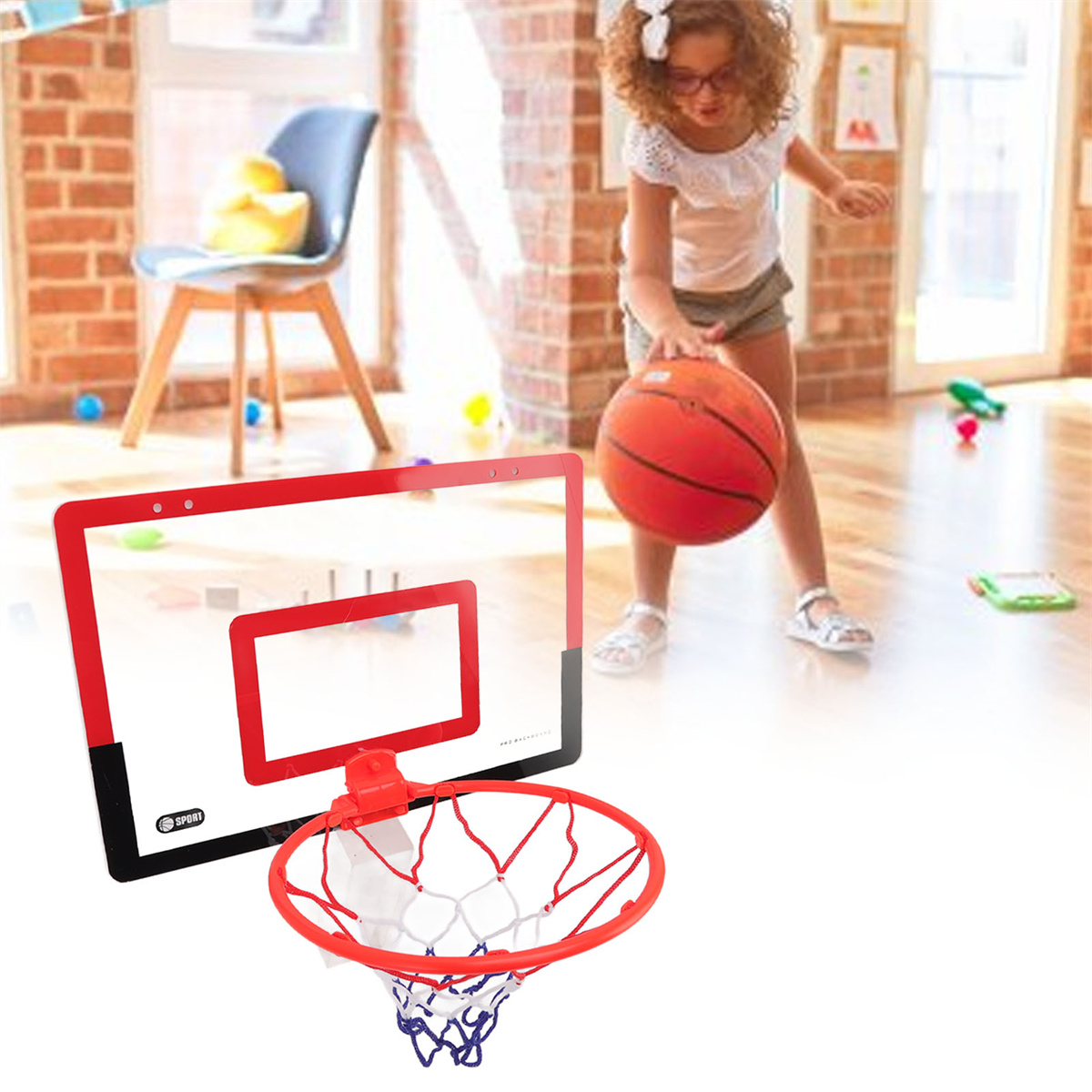 Ein Mädchen mit lockigem Haar wirft einen Basketball in einen Korb. Ein Basketballkorb ist im Vordergrund.