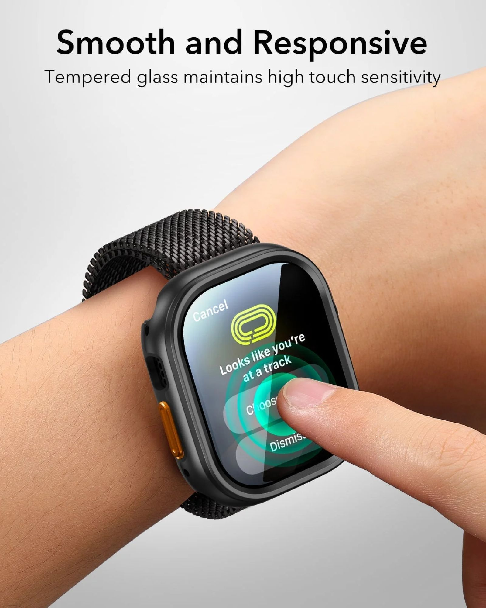 Das Handgelenk einer Person mit einer Smartwatch, die eine Track-Oberfläche anzeigt. Ein Finger berührt den Bildschirm.