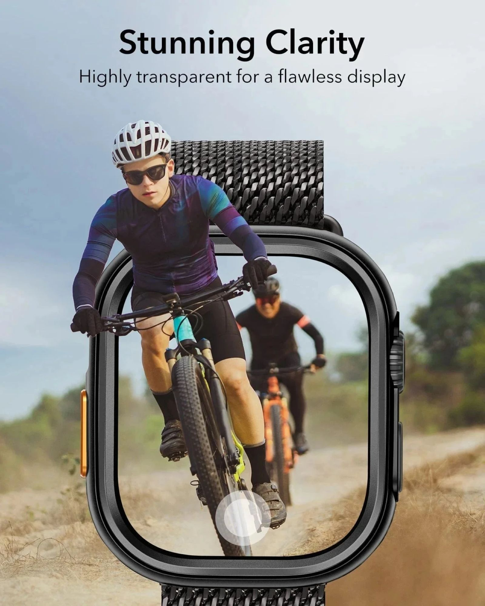 Zwei Radfahrer fahren Mountainbikes. Einer ist im Fokus und trägt Helm und Sonnenbrille. Die Szene wird von einer Uhr gerahmt.