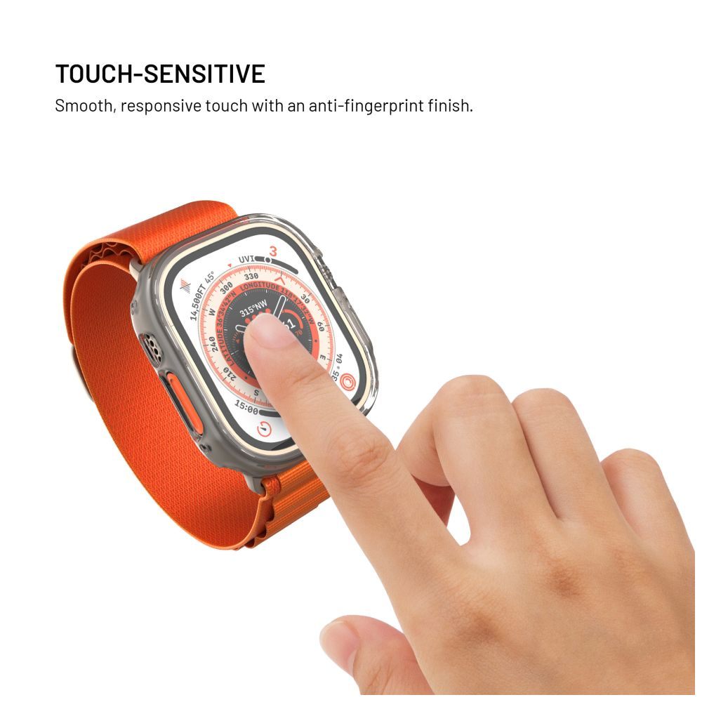 Eine Hand berührt eine Smartwatch mit orangefarbenem Armband. Das Zifferblatt zeigt einen Kompass und die Uhrzeit. Weißer Hintergrund.