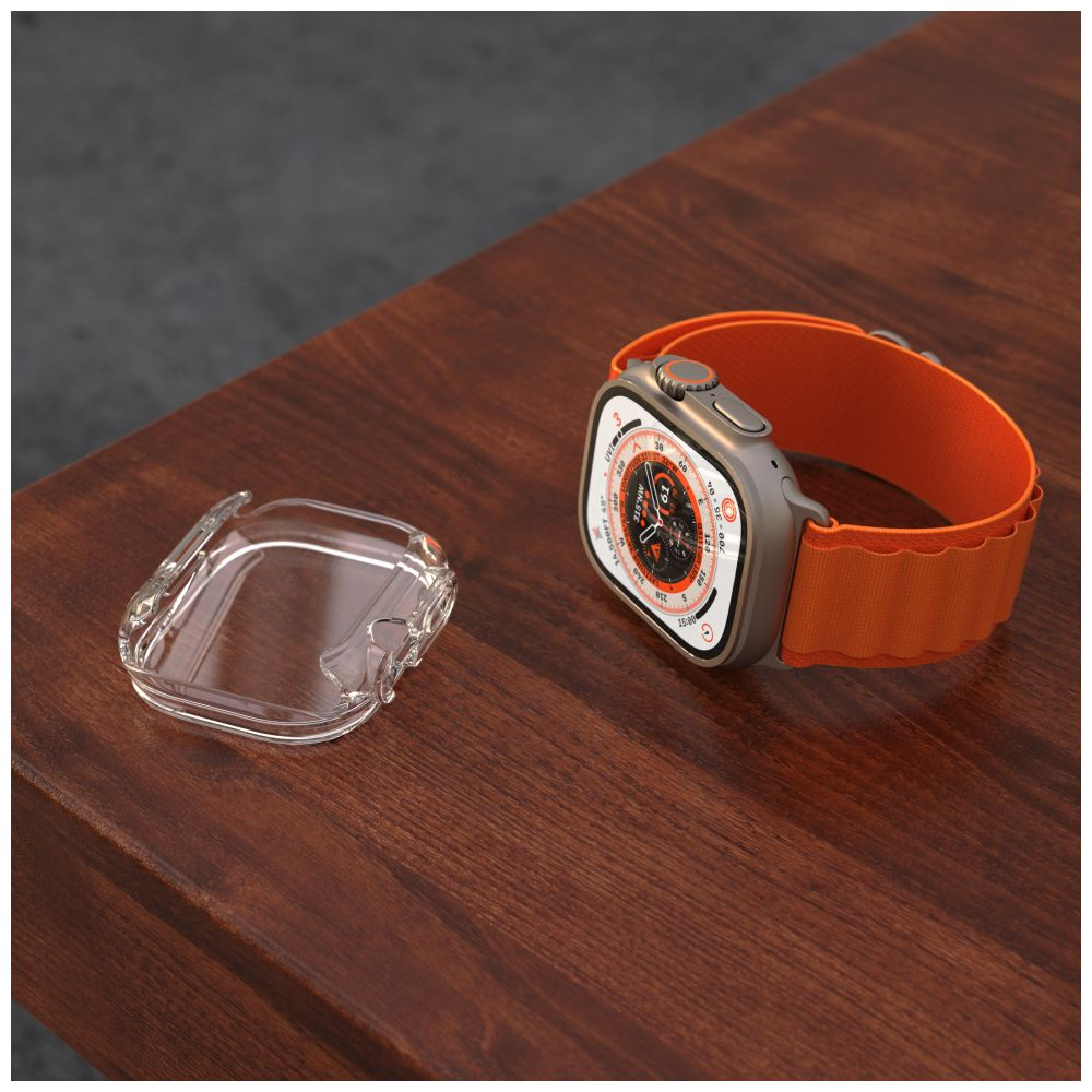 Eine Apple Watch mit orangefarbenem Armband und einer transparenten Schutzhülle auf einer Holzoberfläche.