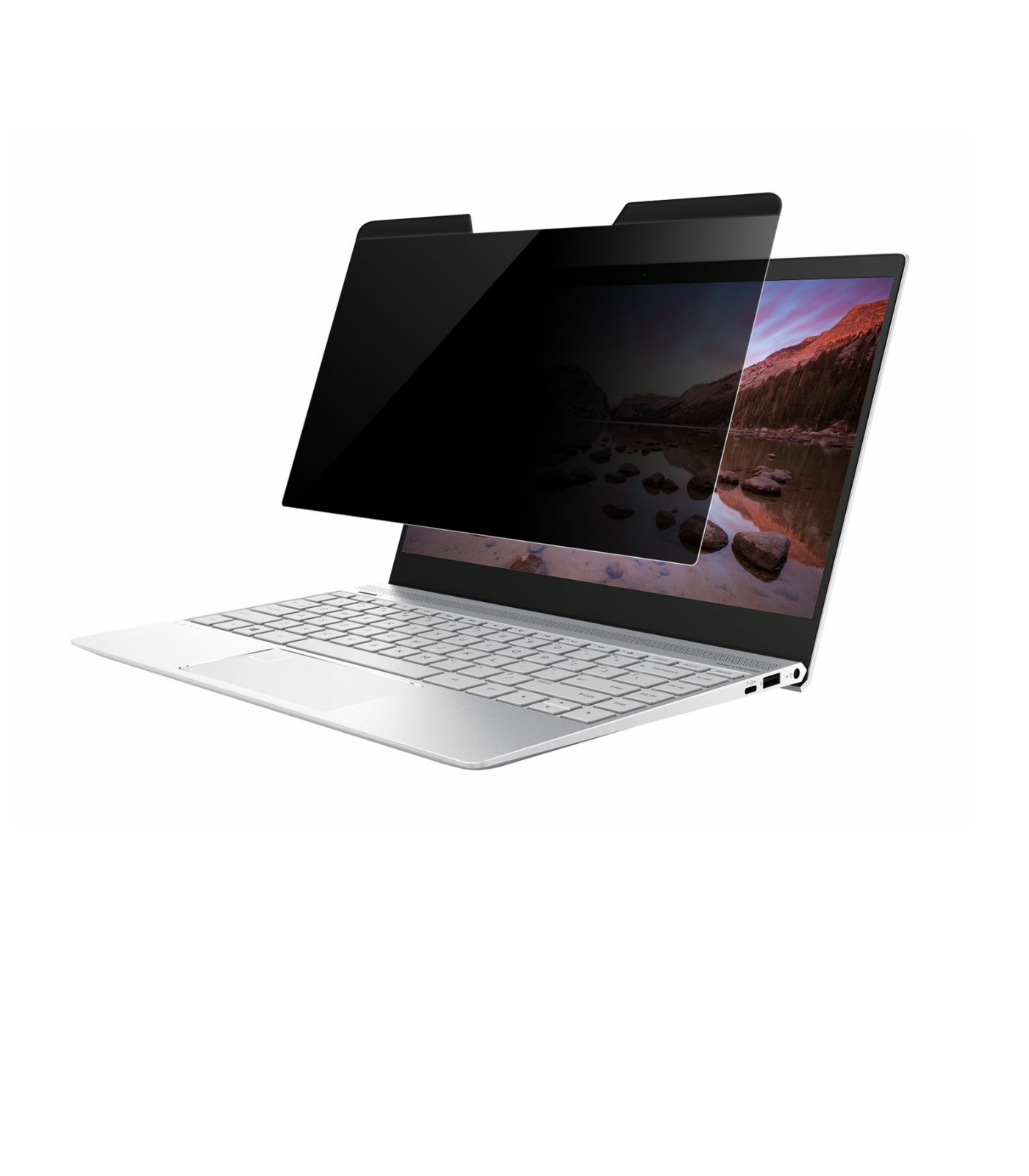 Un laptop con schermo privacy. Lo schermo mostra un paesaggio con montagne. Il laptop è argento e lo schermo è nero.