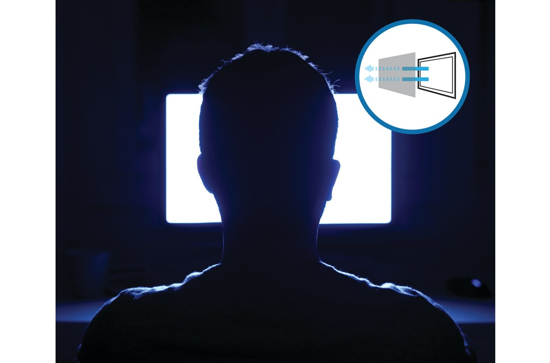 Silhouette di persona seduta davanti a uno schermo luminoso. Un diagramma mostra la filtrazione della luce. Scena scura, schermo luminoso.